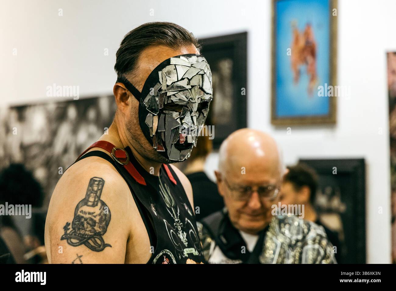 2 maggio 2025 - inaugurazione festa in maschera surrealista per la mostra collettiva di arte surrealista l'Age D'Or, Hoxton Arches, Londra, Inghilterra Foto Stock