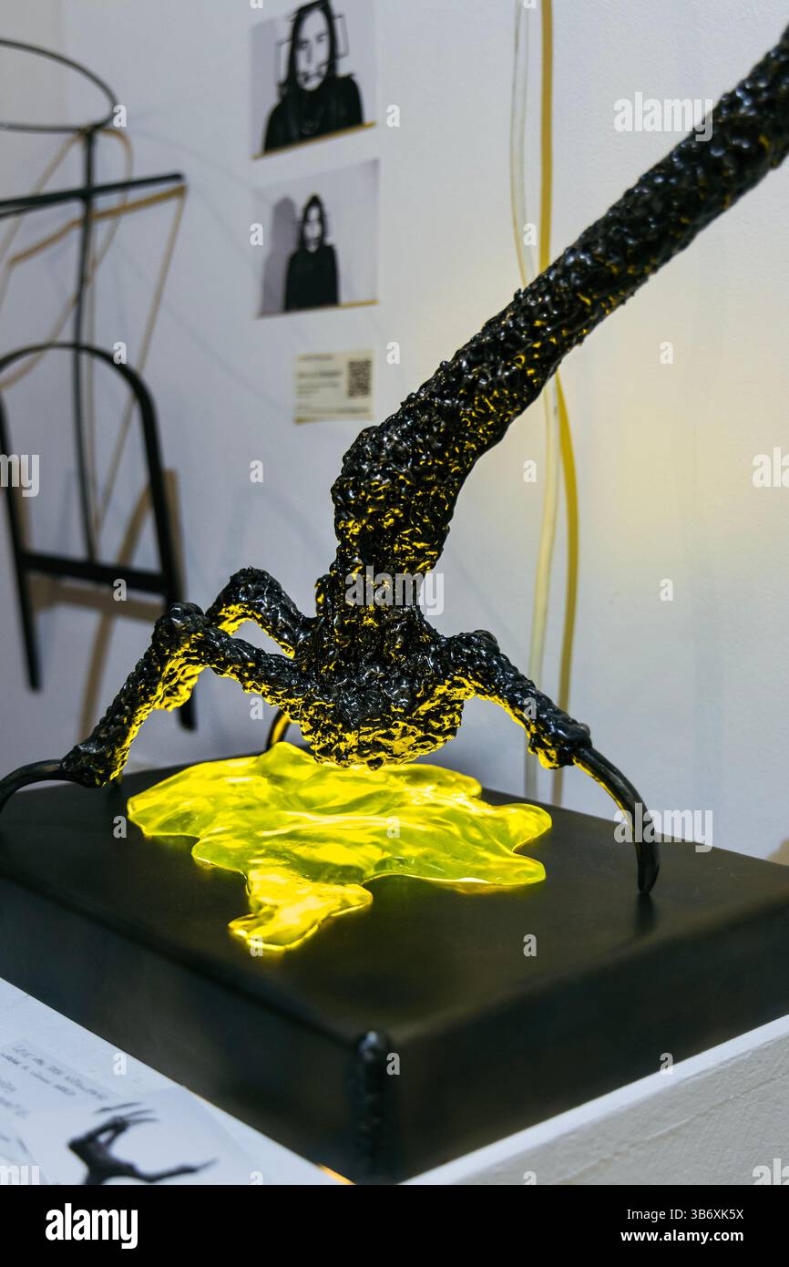 2 maggio 2025 - scultura lieve van den Nieuwenhoff, serata di apertura della mostra collettiva d'arte surrealista l'Age D'Or, Hoxton Arches, Londra, Inghilterra Foto Stock