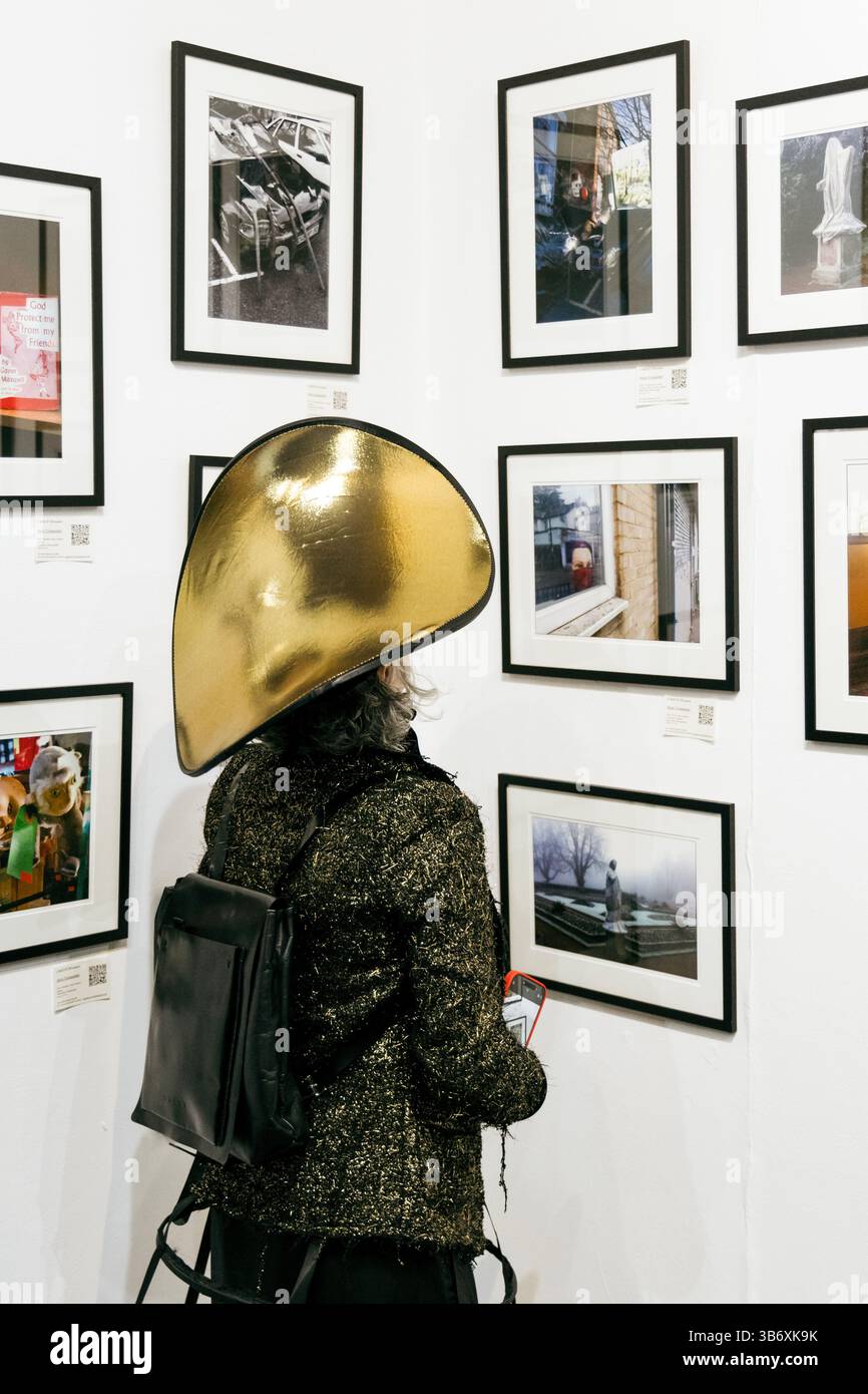 2 maggio 2025 - apertura festa in maschera surrealista per la mostra collettiva di arte surrealista l'Age D'Or, Hoxton Arches, Londra, Inghilterra Foto Stock