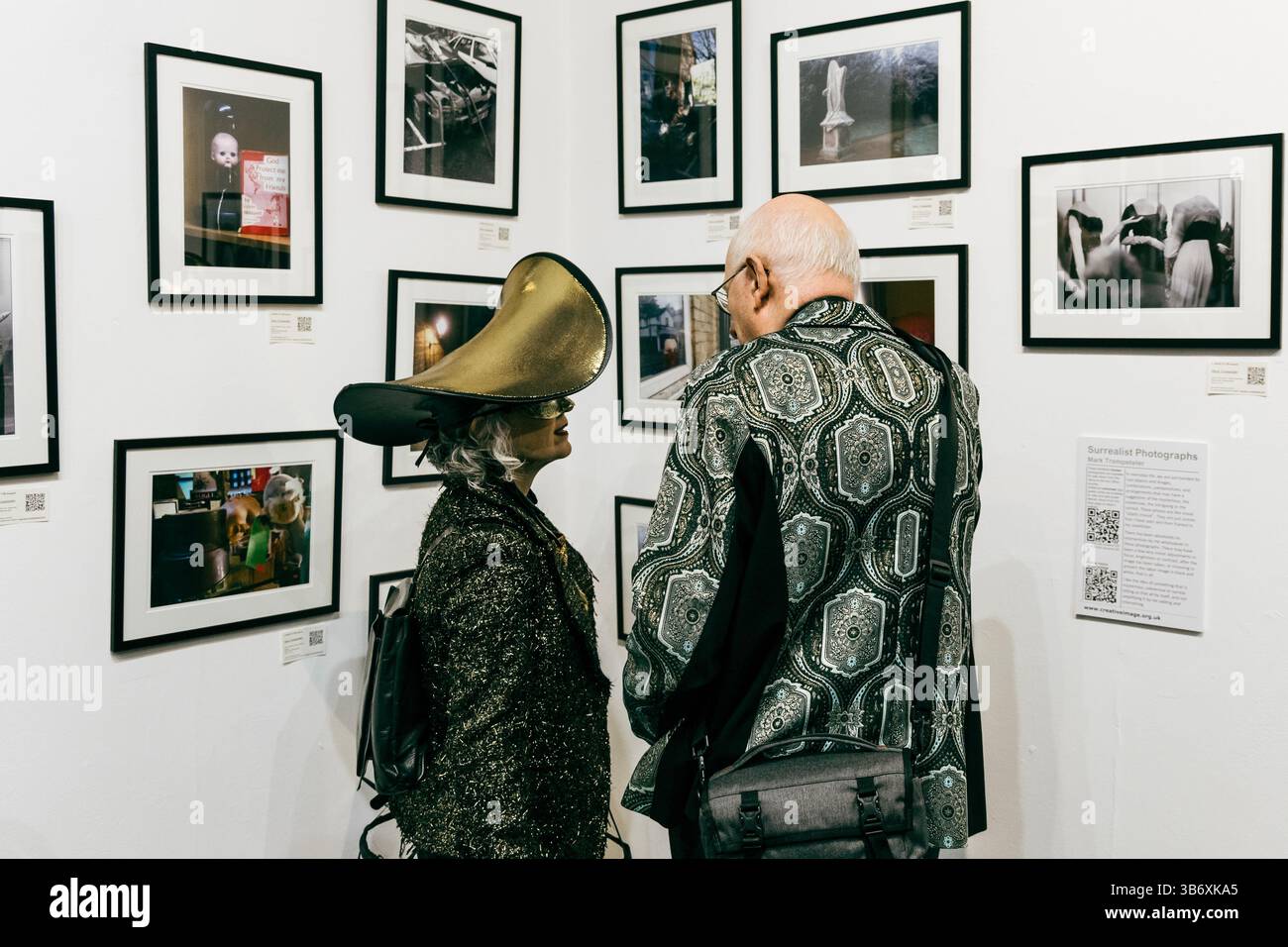 2 maggio 2025 - inaugurazione festa in maschera surrealista per la mostra collettiva di arte surrealista l'Age D'Or, Hoxton Arches, Londra, Inghilterra Foto Stock