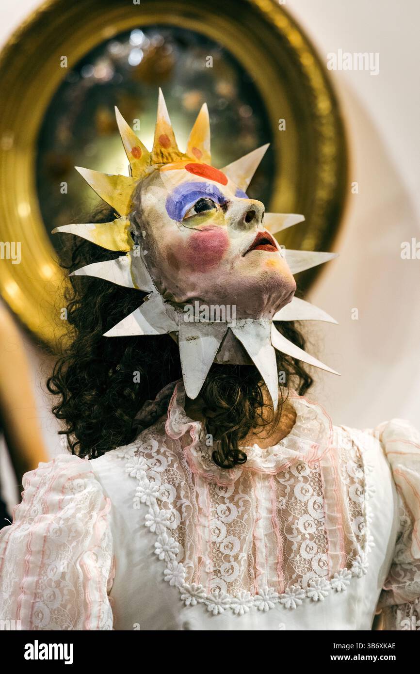 2 maggio 2025 - inaugurazione festa in maschera surrealista per la mostra collettiva di arte surrealista l'Age D'Or, Hoxton Arches, Londra, Inghilterra Foto Stock