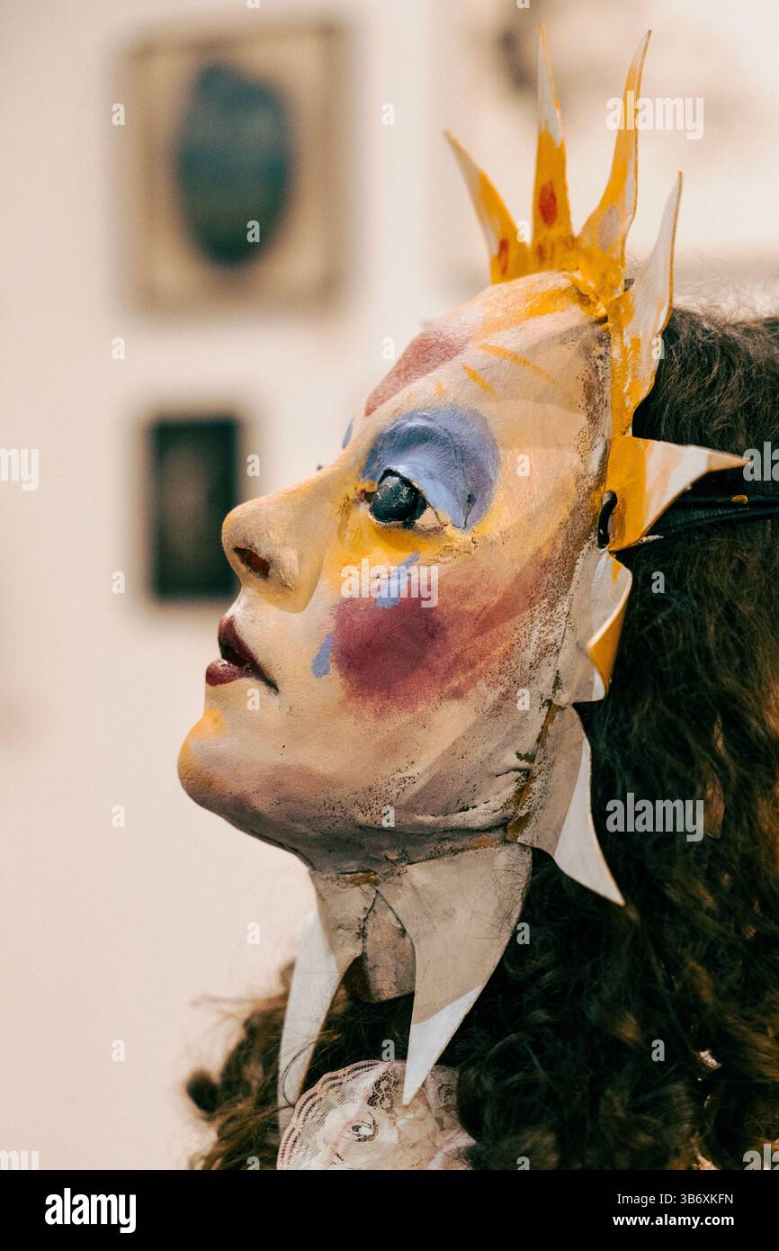 2 maggio 2025 - inaugurazione festa in maschera surrealista per la mostra collettiva di arte surrealista l'Age D'Or, Hoxton Arches, Londra, Inghilterra Foto Stock