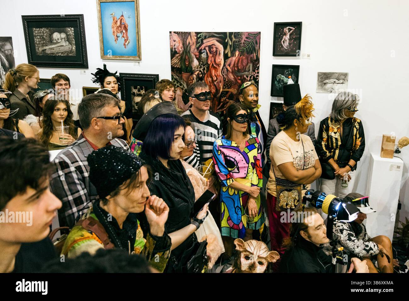 2 maggio 2025 - spettacolo "OROLOGI CRONICI e CASE", serata di apertura della mostra collettiva di arte surrealista l'Age D'Or, Hoxton Arches, Londra, Inghilterra Foto Stock