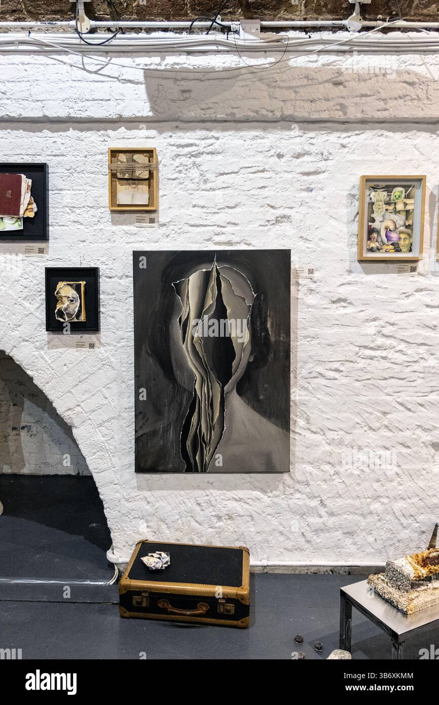 2 maggio 2025 - opere d'arte di Baharak Dehghan, serata di apertura per la mostra collettiva d'arte surrealista l'Age D'Or, Hoxton Arches, Londra, Inghilterra Foto Stock
