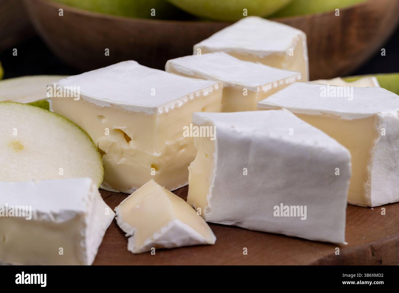 formaggio cremoso morbido con muffa bianca e formaggio fuso ammuffito Foto Stock