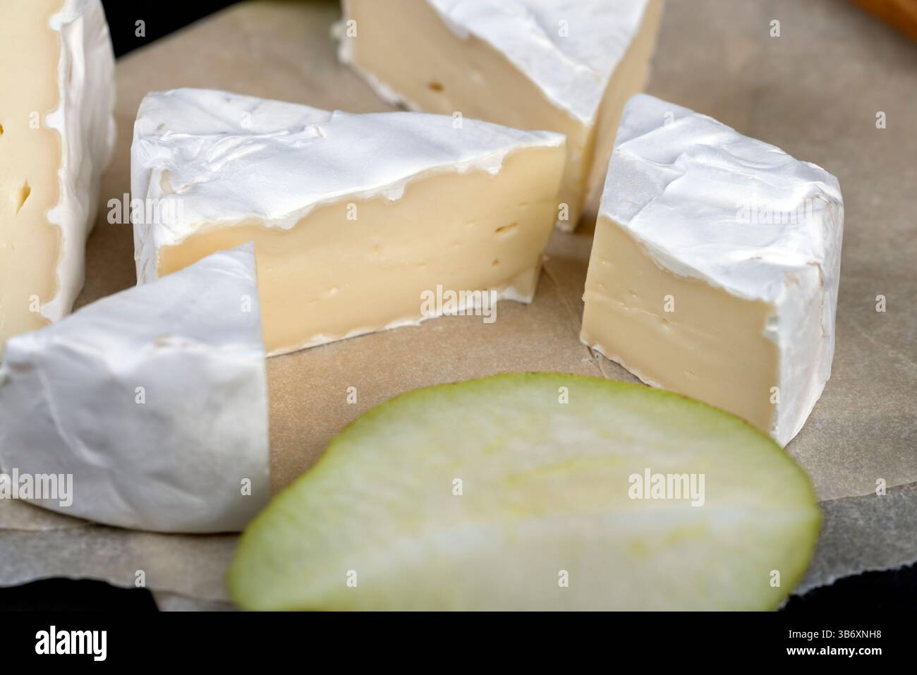 formaggio rotondo bianco con muffa sul tavolo, formaggio fresco morbido con muffa bianca nobile che si può mangiare Foto Stock