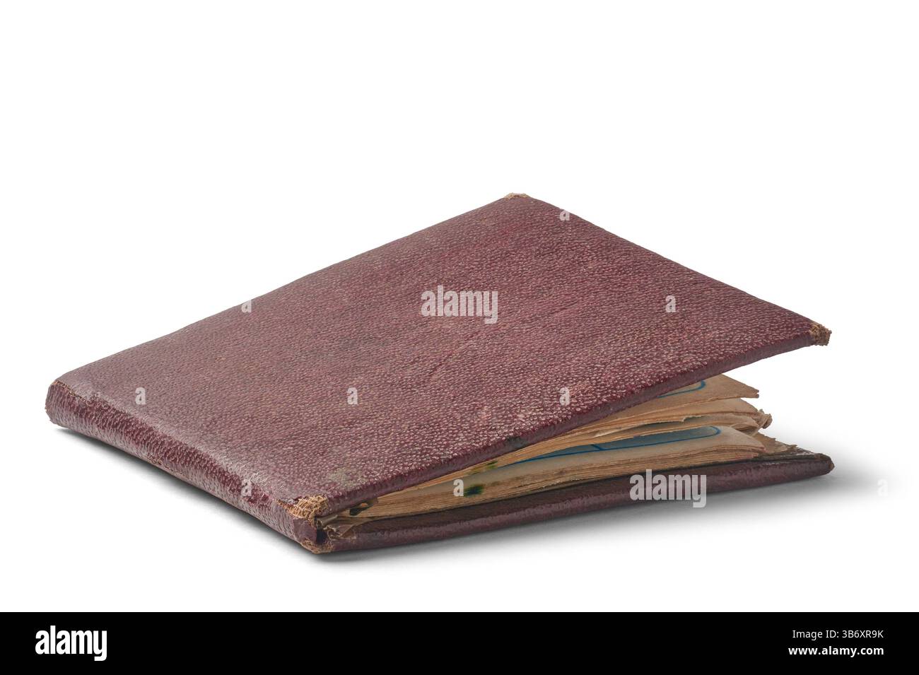 primo piano di una rubrica telefonica rettangolare chiusa sfondo bianco isolato, rivestimento in pelle marrone rossastro scuro con sfrangiatura, scolorimento e ingiallimento Foto Stock