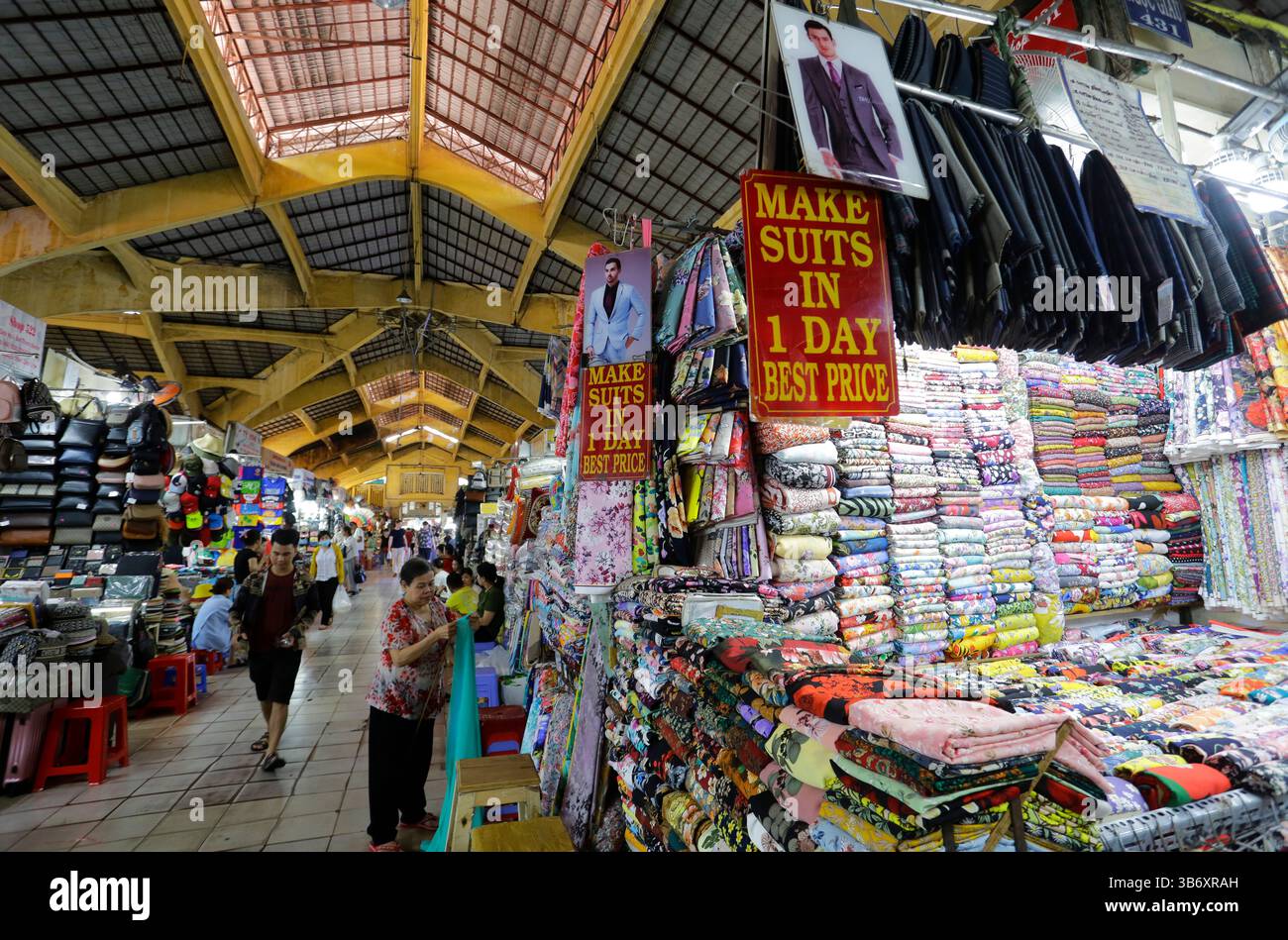 Ho chi Minh City, Vietnam - 23 dicembre 2022: Turisti e locali visitano l'iconico mercato di Ben Thanh nel centro di Saigon. Foto Stock