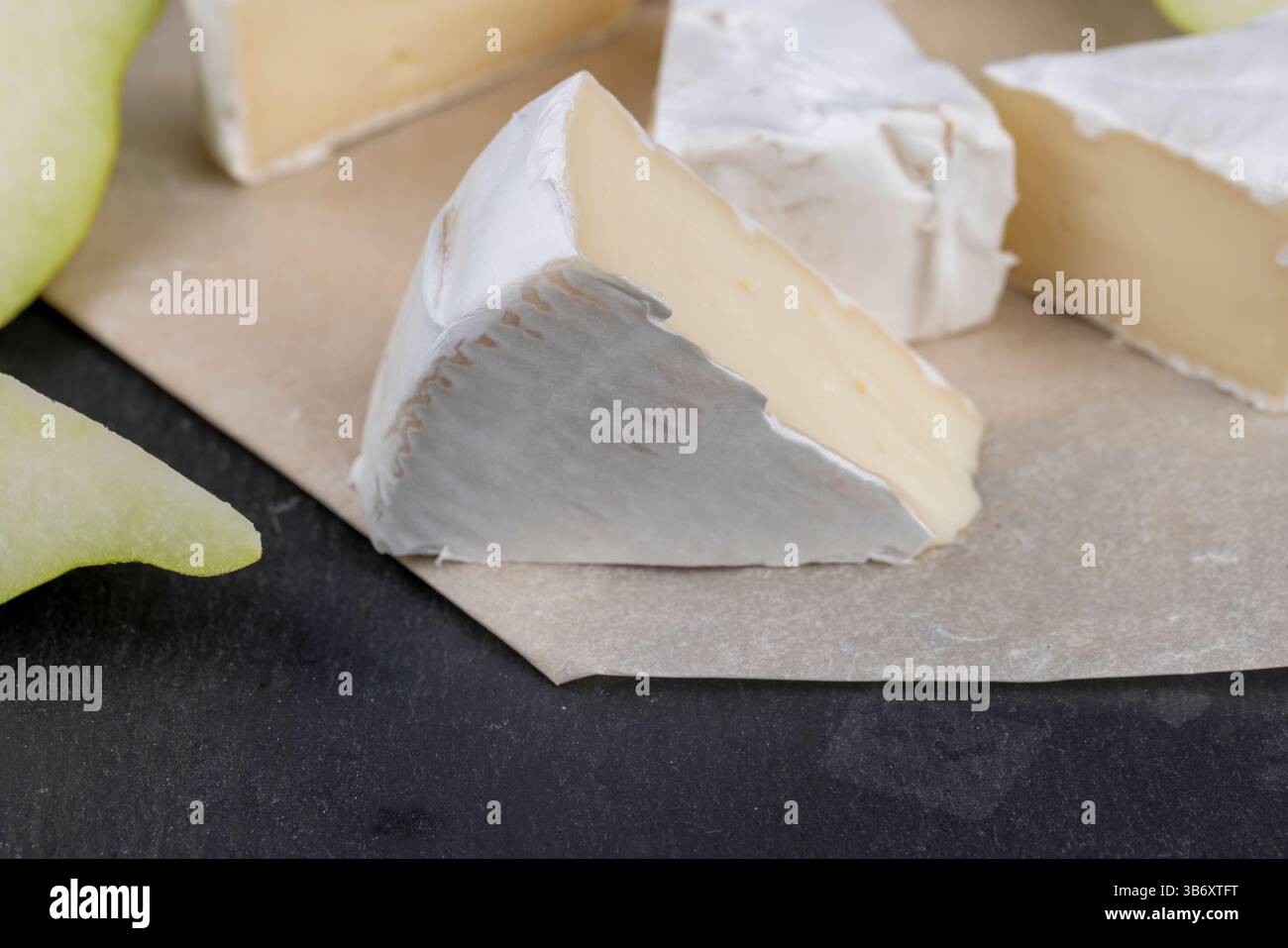 formaggio rotondo bianco con muffa sul tavolo, formaggio fresco morbido con muffa bianca nobile che si può mangiare Foto Stock