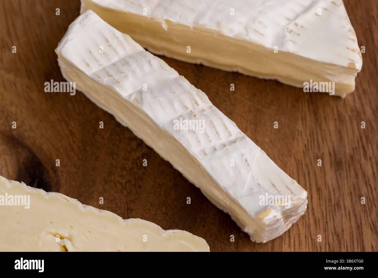 formaggio morbido lavorato con muffa bianca sul tavolo, formaggio bianco a fette con primo piano di muffa Foto Stock