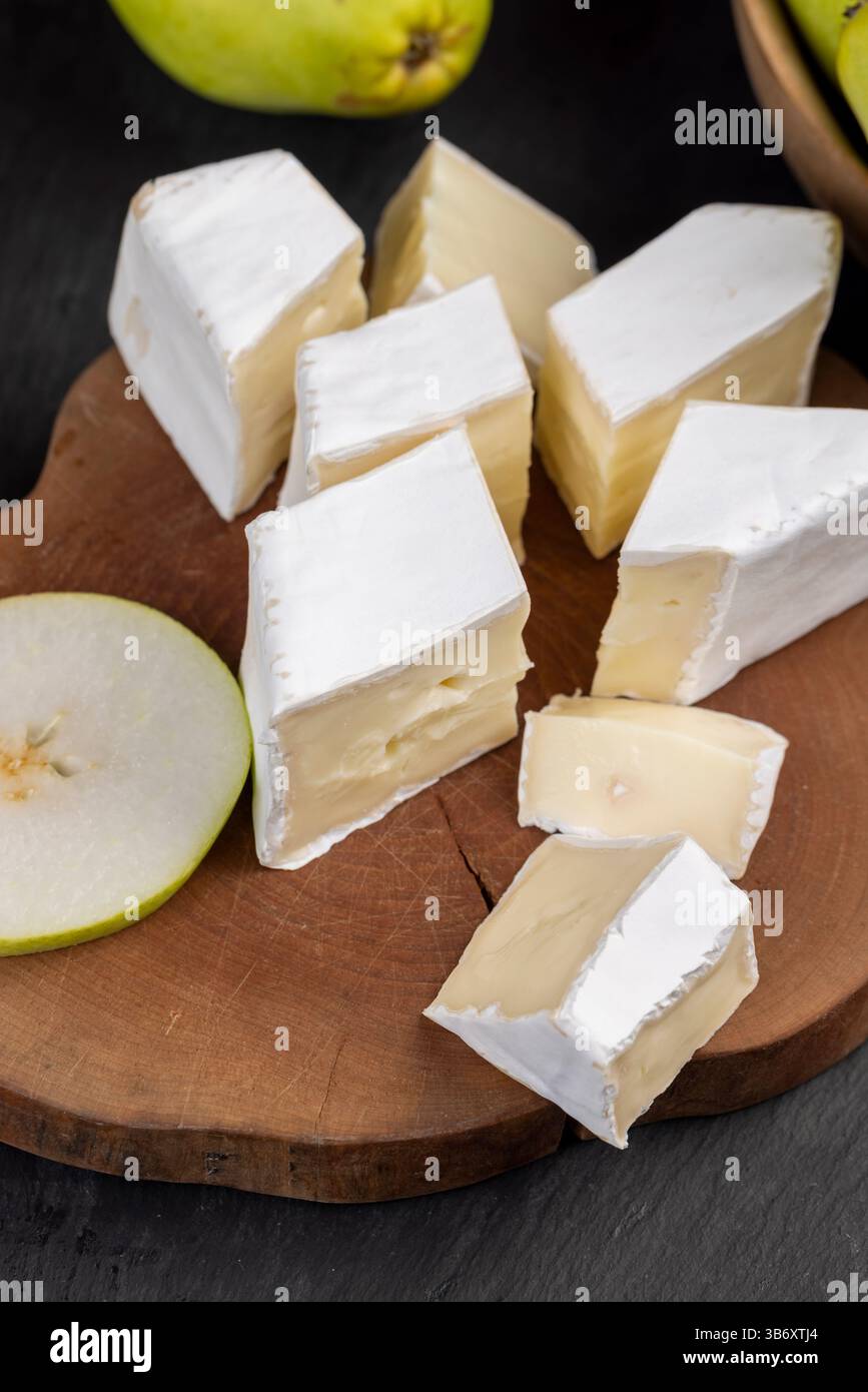 formaggio cremoso morbido con muffa bianca e formaggio fuso ammuffito Foto Stock