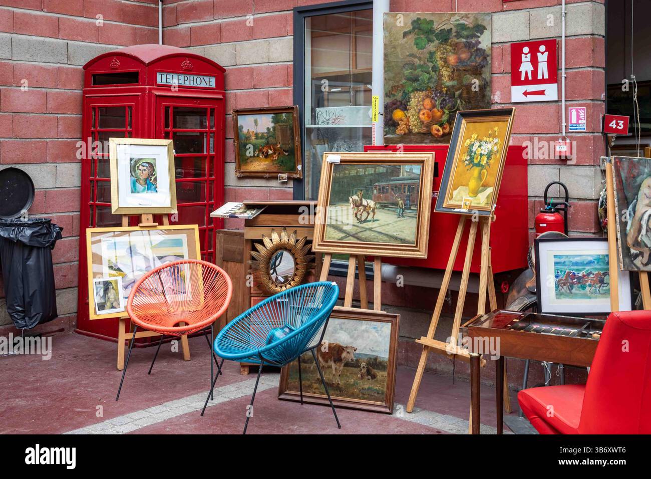 Dipinti e mobili usati in vendita al mercato delle pulci di Saint Ouen nel quartiere Saint-Ouen-sur-Seine di Parigi, Francia Foto Stock
