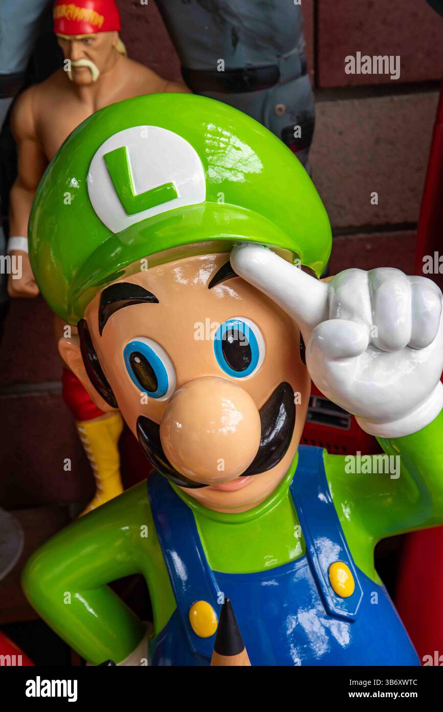 Luigi figure in plastica in vendita al mercato delle pulci di Saint Ouen nel quartiere di Saint-Ouen-sur-Seine a Parigi, Francia Foto Stock