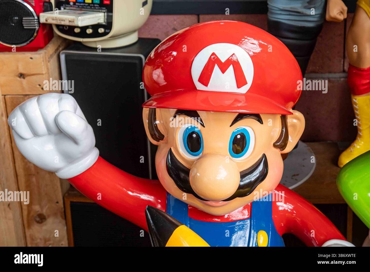 Personaggio Super Mario in plastica in vendita al mercato delle pulci di Saint Ouen nel quartiere Saint-Ouen-sur-Seine di Parigi, Francia Foto Stock