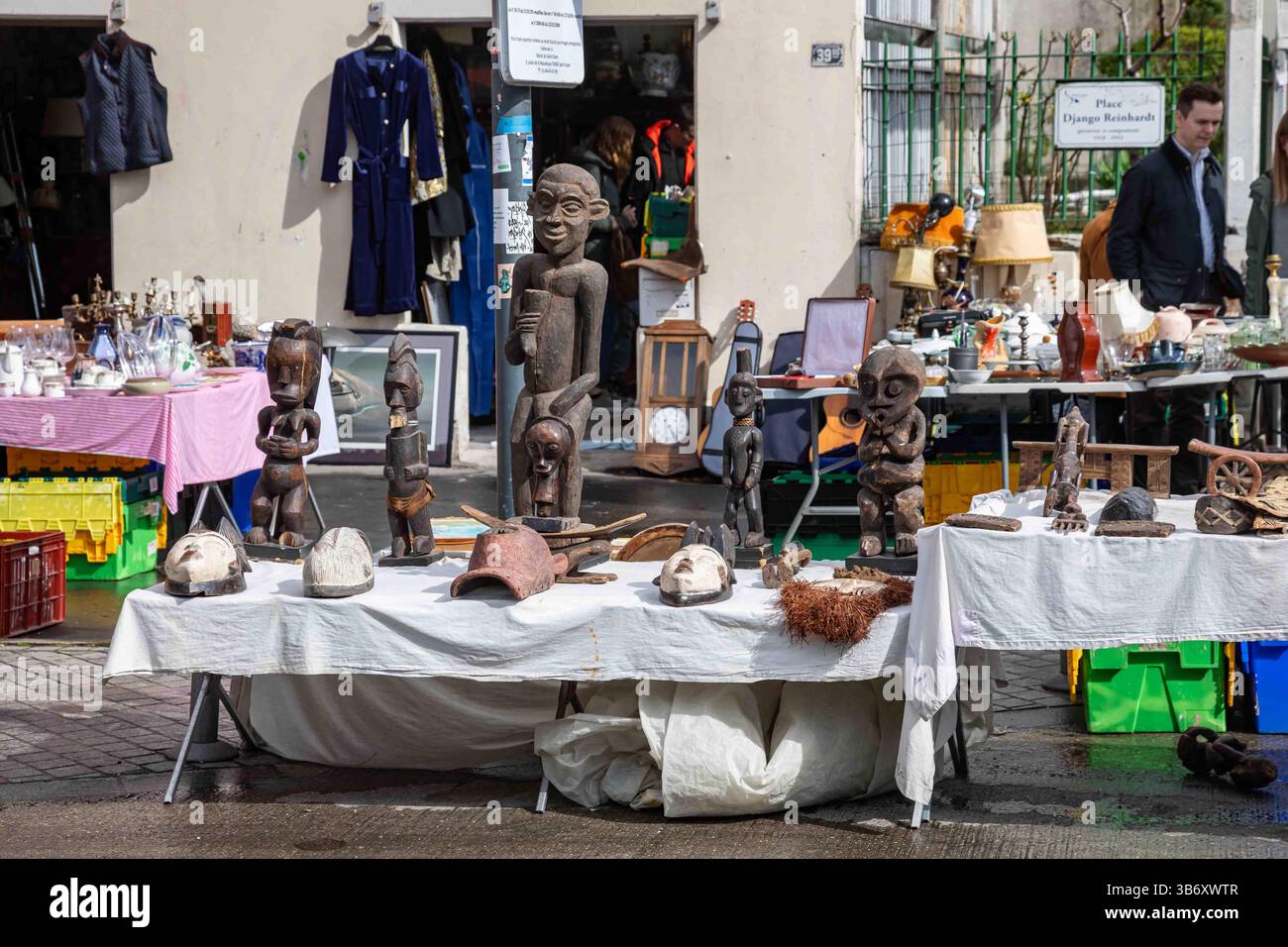 Sculture in legno e altri oggetti in vendita al mercato delle pulci all'aperto di Saint Ouen nel quartiere Saint-Ouen-sur-Seine di Parigi, Francia Foto Stock