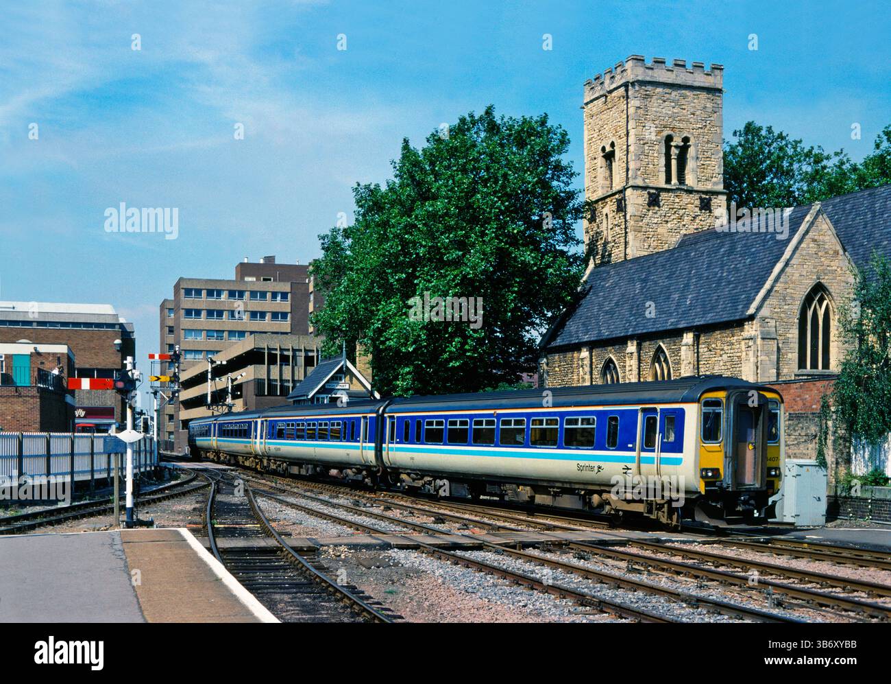 Una coppia di unità multiple diesel di classe 156 «Sprinter» numeri 156407 e 156416 arriva a Lincoln con un servizio ferroviario regionale il 17 agosto 1993. Foto Stock Una coppia di unità multiple diesel di classe 156 «Sprinter» numeri 156407 e 156416 arriva a Lincoln con un servizio ferroviario regionale il 17 agosto 1993. Foto Stock