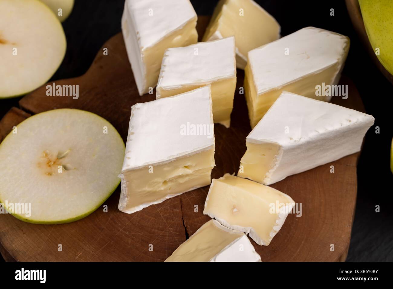 formaggio cremoso morbido con muffa bianca e formaggio fuso ammuffito Foto Stock