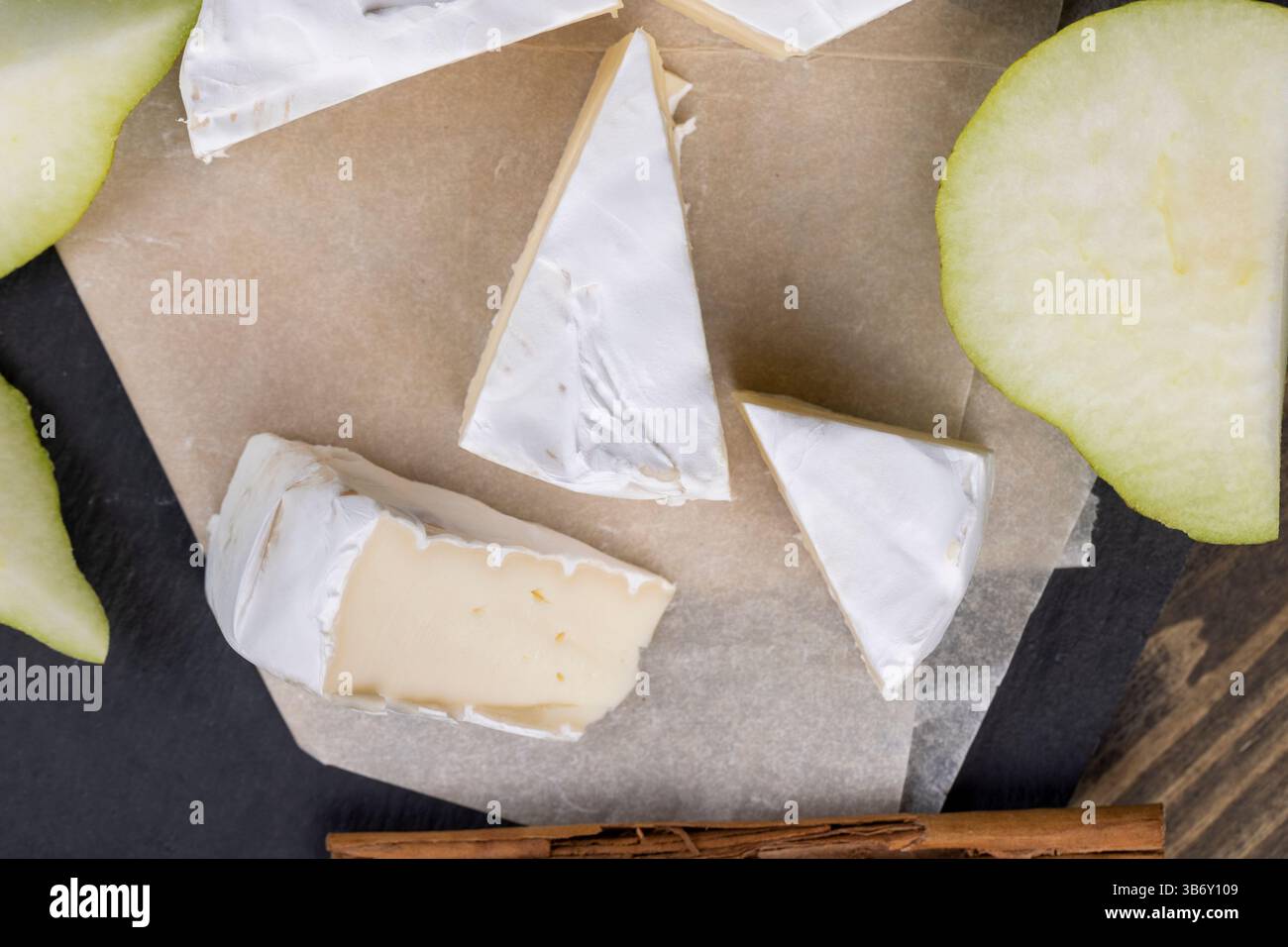 formaggio rotondo bianco con muffa sul tavolo, formaggio fresco morbido con muffa bianca nobile che si può mangiare Foto Stock