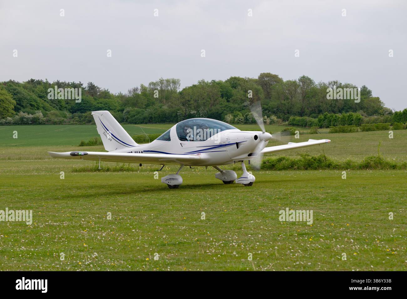 TL Ultralights Sting S4 Kit aereo G-NIAC arriva al Popham Airfield nell'Hampshire in Inghilterra per partecipare all'annuale Microlight Fly-in and Trade Fair Foto Stock