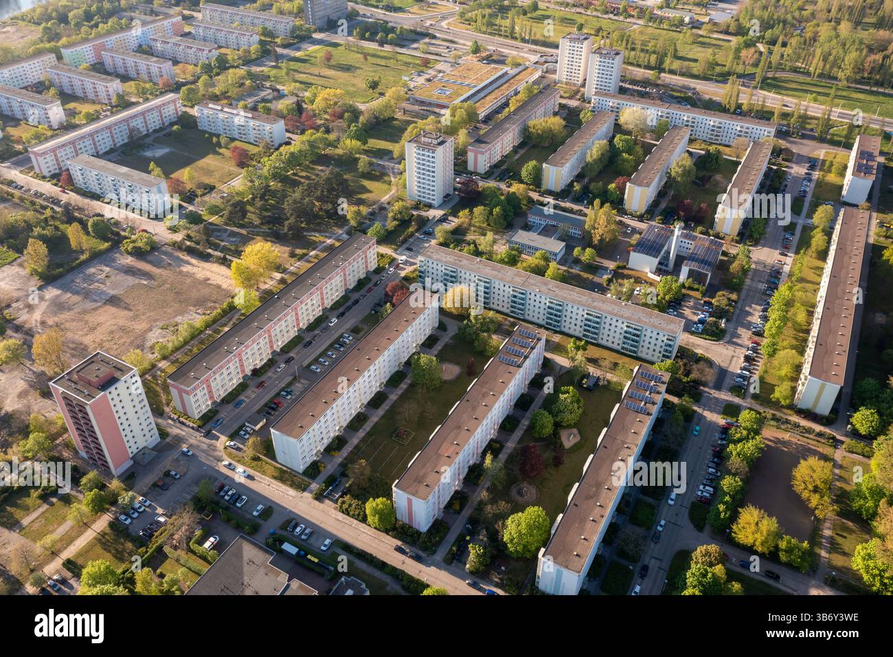 Vista dei moderni edifici residenziali in una città in Germania, distretti di Eisenhüttenstadt, Brandeburgo, Germania Foto Stock