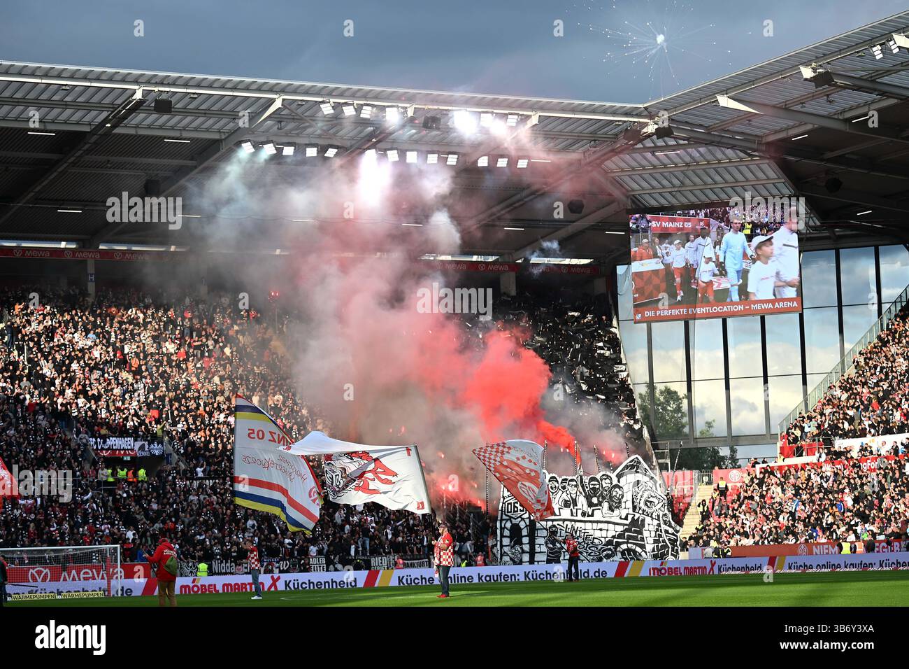 Mainz, Germania. 4 maggio 2025. Fussball 1. Bundesliga 32. Spieltag 1. FSV Mainz 05 - Eintracht Frankfurt am 04.05.2025 nella der Mewa Arena di Magonza Pyro im Frankfurter Fanblock i regolamenti DFL vietano qualsiasi uso di fotografie come sequenze di immagini e/o quasi-video. Foto: Revierfoto credito: ddp media GmbH/Alamy Live News Foto Stock