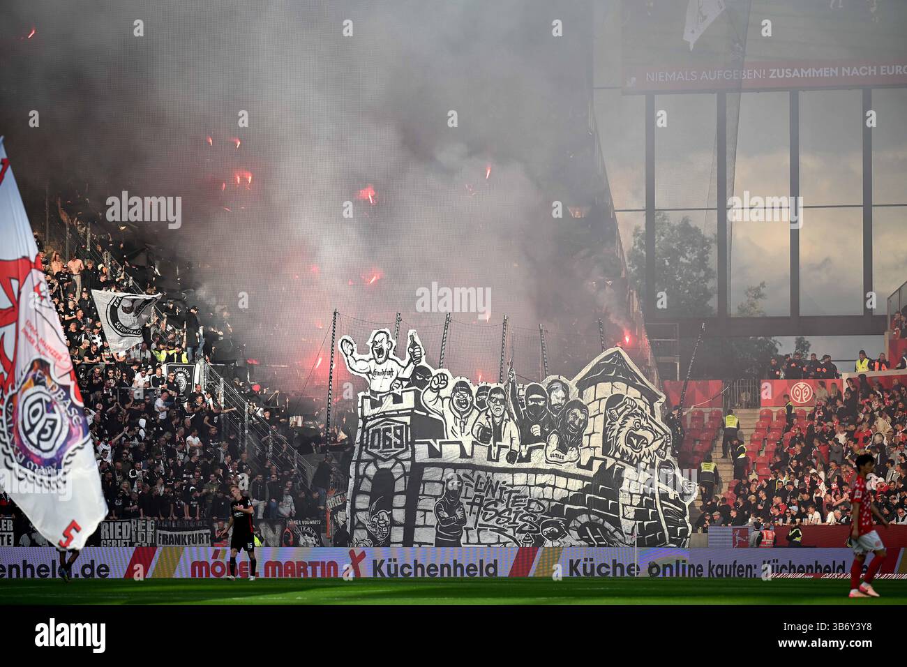 Mainz, Germania. 4 maggio 2025. Fussball 1. Bundesliga 32. Spieltag 1. FSV Mainz 05 - Eintracht Frankfurt am 04.05.2025 nella der Mewa Arena di Magonza Pyro im Frankfurter Fanblock i regolamenti DFL vietano qualsiasi uso di fotografie come sequenze di immagini e/o quasi-video. Foto: Revierfoto credito: ddp media GmbH/Alamy Live News Foto Stock