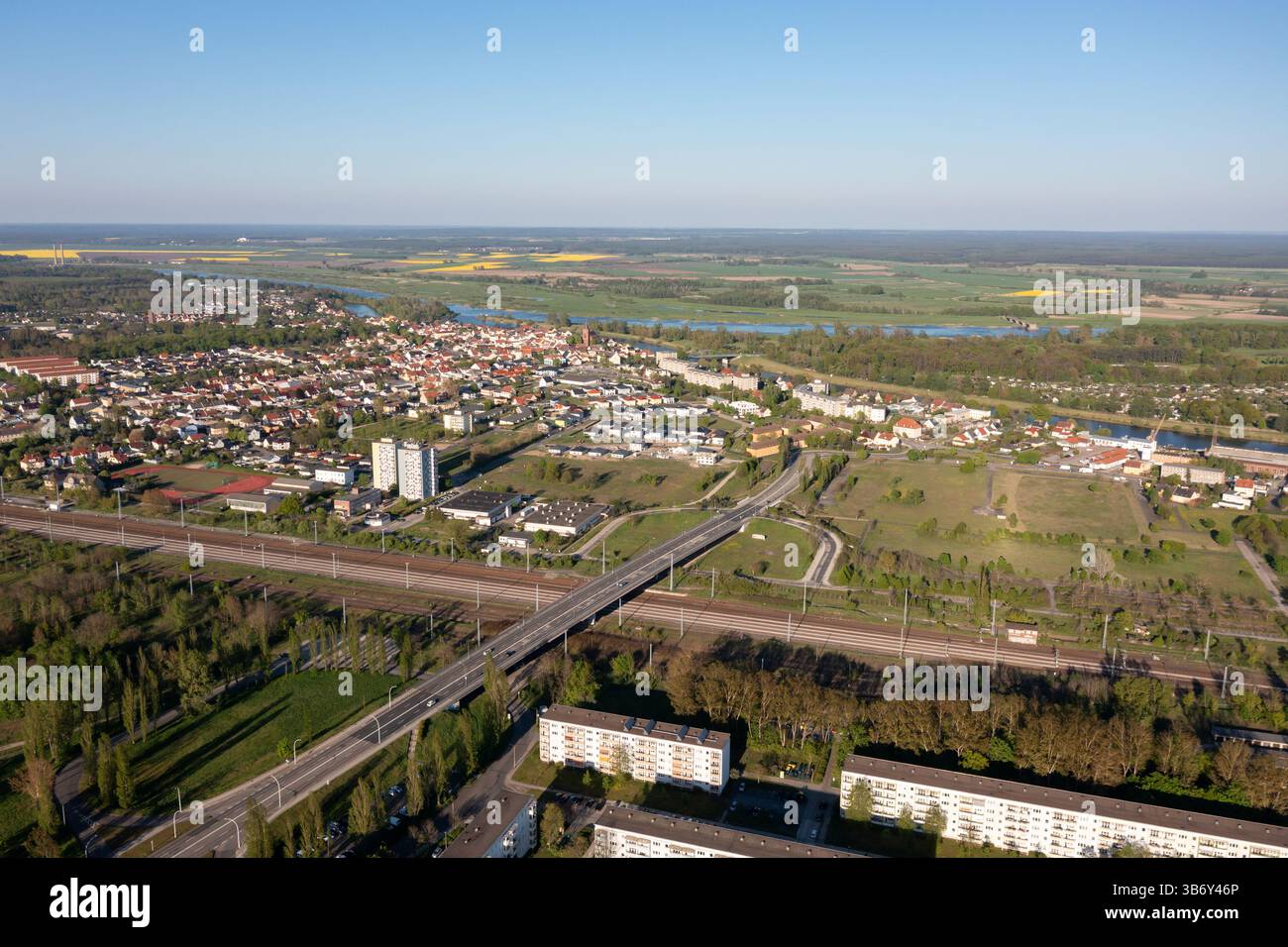 Vista dal drone di un distretto di Eisenhuettenstadt, Brandeburgo, Germania Foto Stock