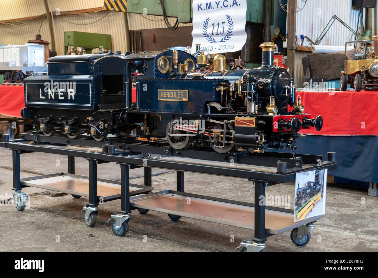 Modello di locomotiva a vapore in officina a Stoomtrein Maldegem-Eeklo, associazione ferroviaria storica presso l'ex stazione NMBS di Maldegem, Fiandre, Belgio Foto Stock