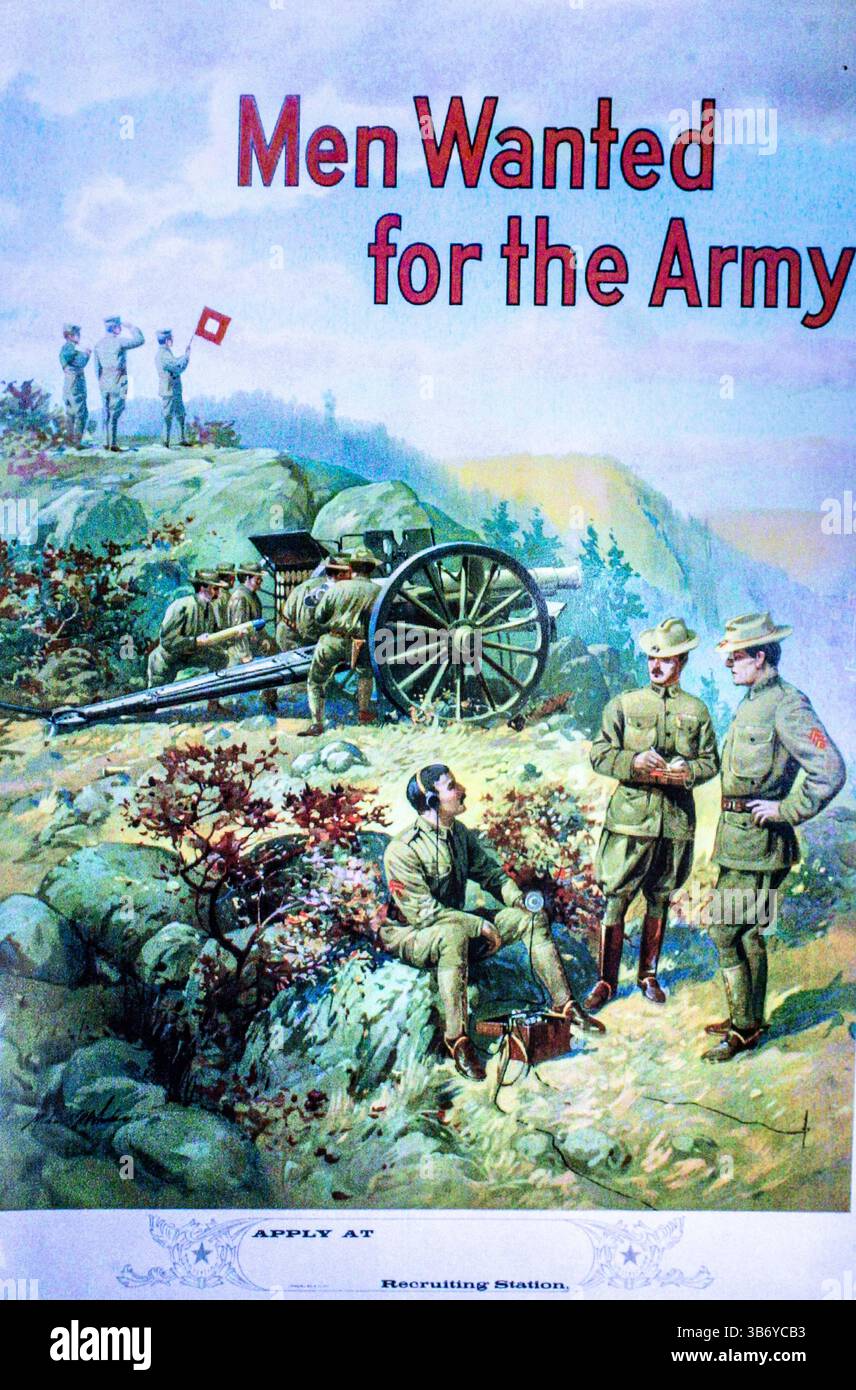Manifesto di reclutamento dell'esercito degli Stati Uniti all'inizio del XX secolo intitolato "Men Wanted for the Army". Presenta soldati che operano l'artiglieria da campo in un paesaggio montano panoramico, con altri che comunicano tramite bandiere di segnale e radio da campo. L'immagine sottolinea il lavoro di squadra, il dovere e la prontezza, sollecitando l'arruolamento. Foto Stock