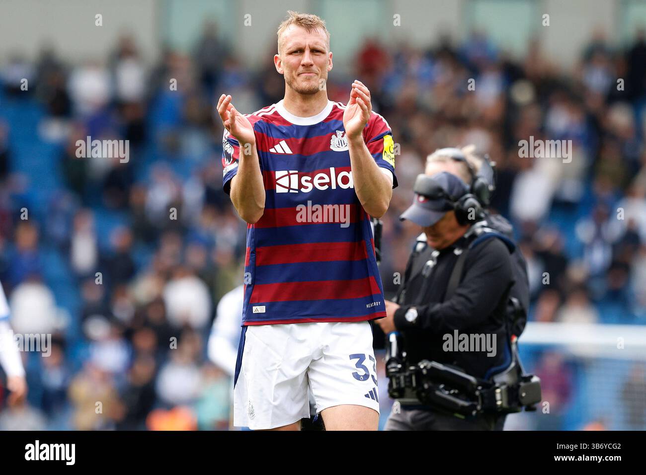 Dan Burn del Newcastle United FC applaude i tifosi alla fine della partita all'AMEX Stadium di Brighton Foto Stock