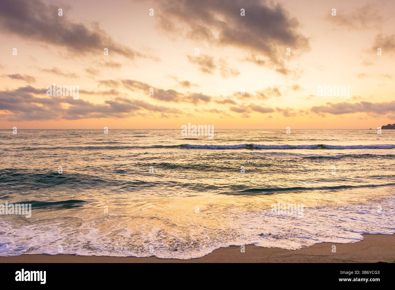 marea sulla spiaggia in estate. l'arancio illumina il cielo con nuvole all'alba. splendida condizione naturale prima dell'alba. tempo drammatico a golden hou Foto Stock