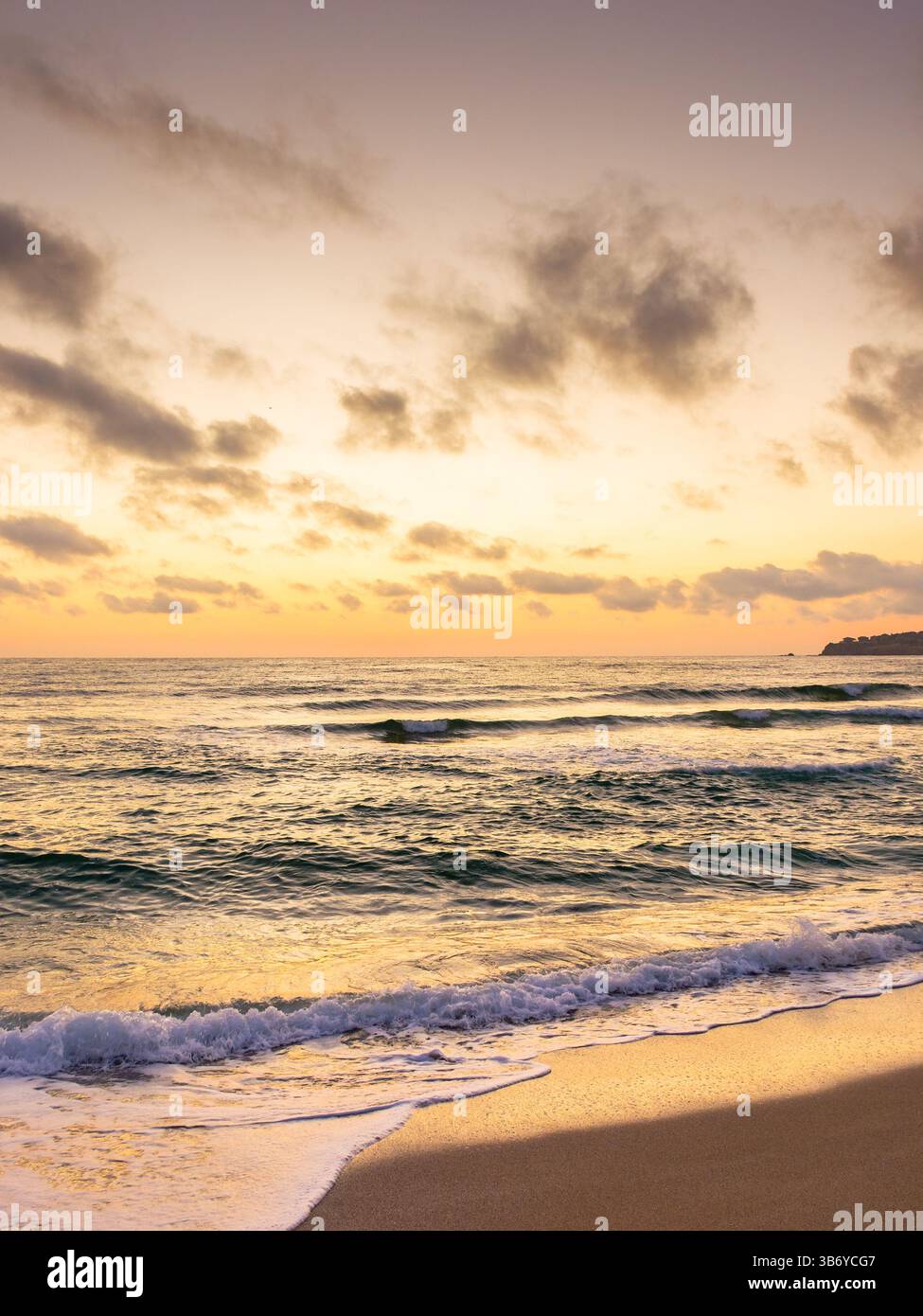 marea sulla spiaggia in estate. l'arancio illumina il cielo con nuvole all'alba. splendida condizione naturale prima dell'alba. tempo drammatico a golden hou Foto Stock