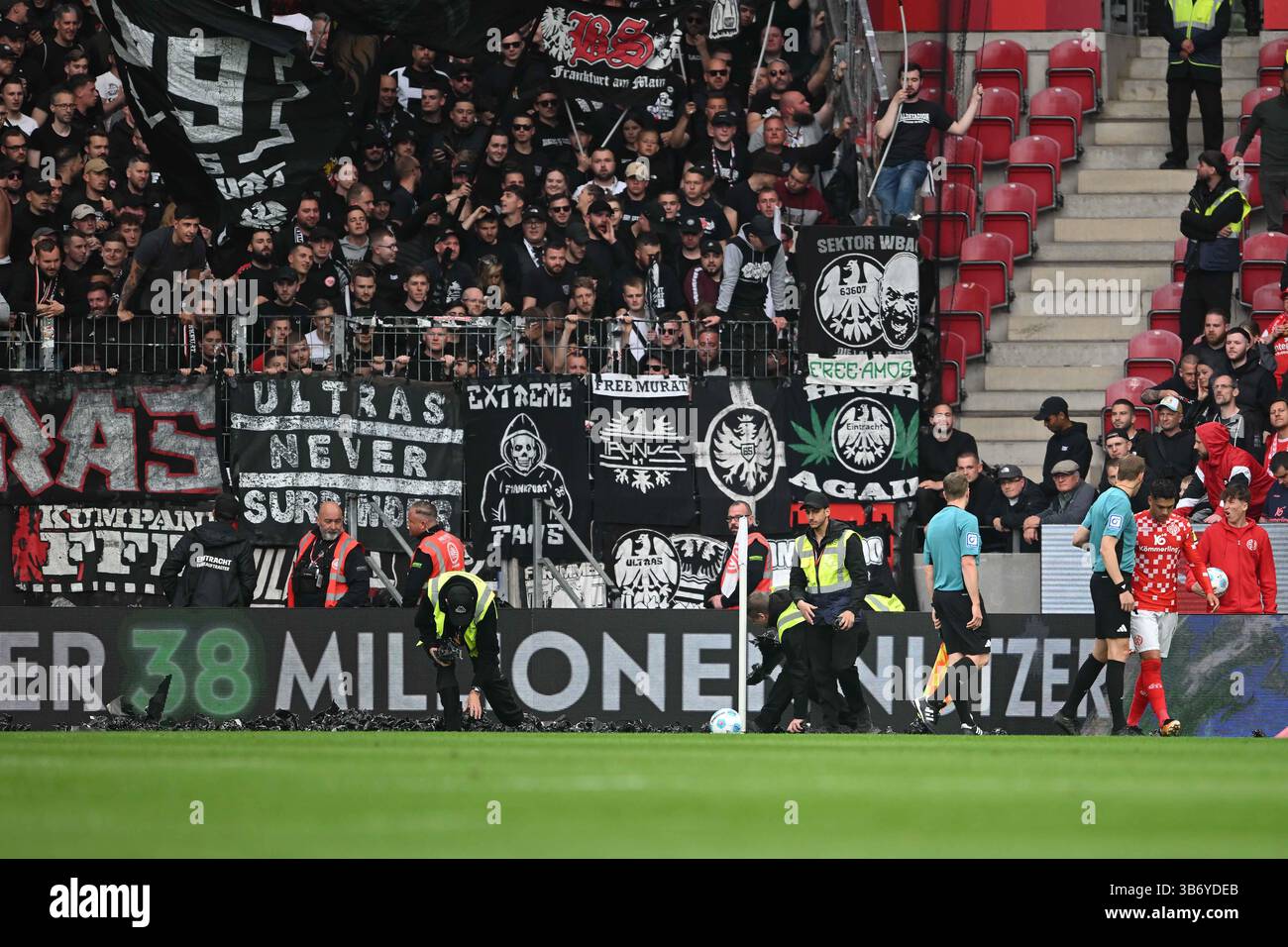 Mainz, Germania. 4 maggio 2025. Fussball 1. Bundesliga 32. Spieltag 1. FSV Mainz 05 - Eintracht Frankfurt am 04.05.2025 in der Mewa Arena a Magonza Die Frankfurter Gaestefans hindern Nadiem Amiri ( Magonza ) am Eckball DFL regolamenti vietano qualsiasi uso di fotografie come sequenze di immagini e/o quasi-video. Foto: Revierfoto credito: ddp media GmbH/Alamy Live News Foto Stock