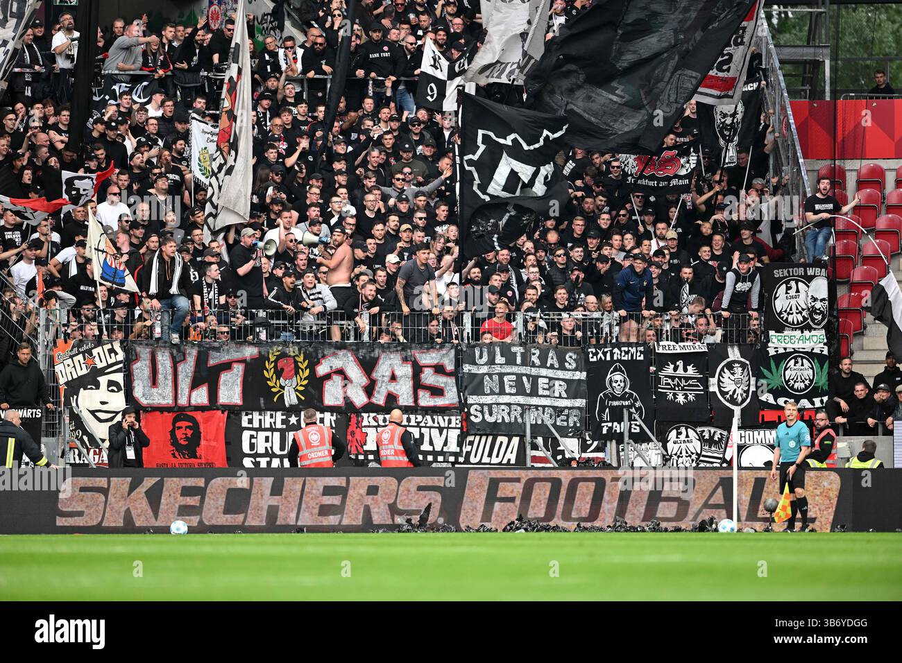 Mainz, Germania. 4 maggio 2025. Fussball 1. Bundesliga 32. Spieltag 1. FSV Mainz 05 - Eintracht Frankfurt am 04.05.2025 in der Mewa Arena a Magonza Die Frankfurter Gaestefans hindern Nadiem Amiri ( Magonza ) am Eckball DFL regolamenti vietano qualsiasi uso di fotografie come sequenze di immagini e/o quasi-video. Foto: Revierfoto credito: ddp media GmbH/Alamy Live News Foto Stock