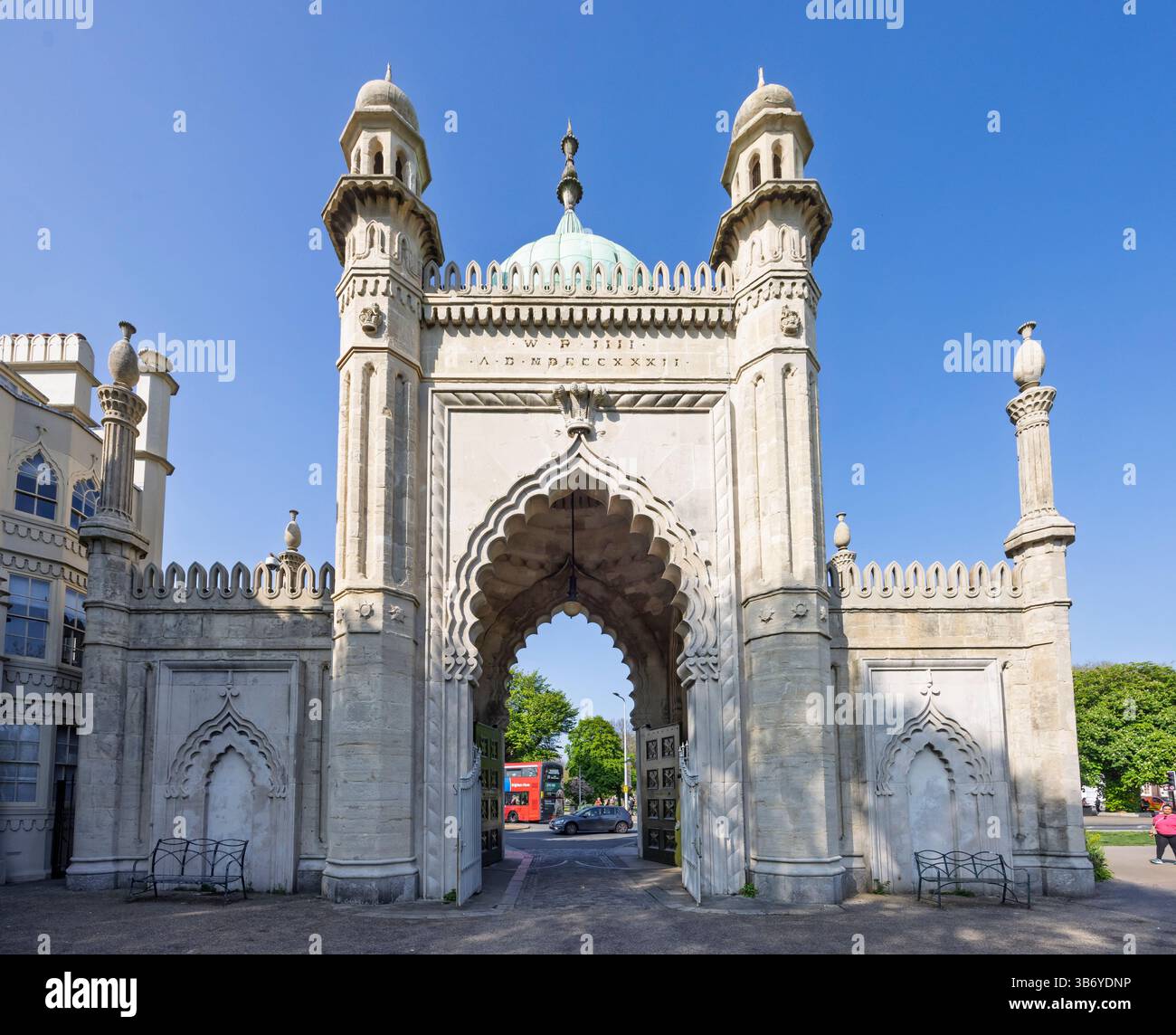 Ingresso ad arco decorato in stile moresco ai giardini del Royal Pavilion di Brighton, Sussex, Regno Unito, il 27 aprile 2025 Foto Stock