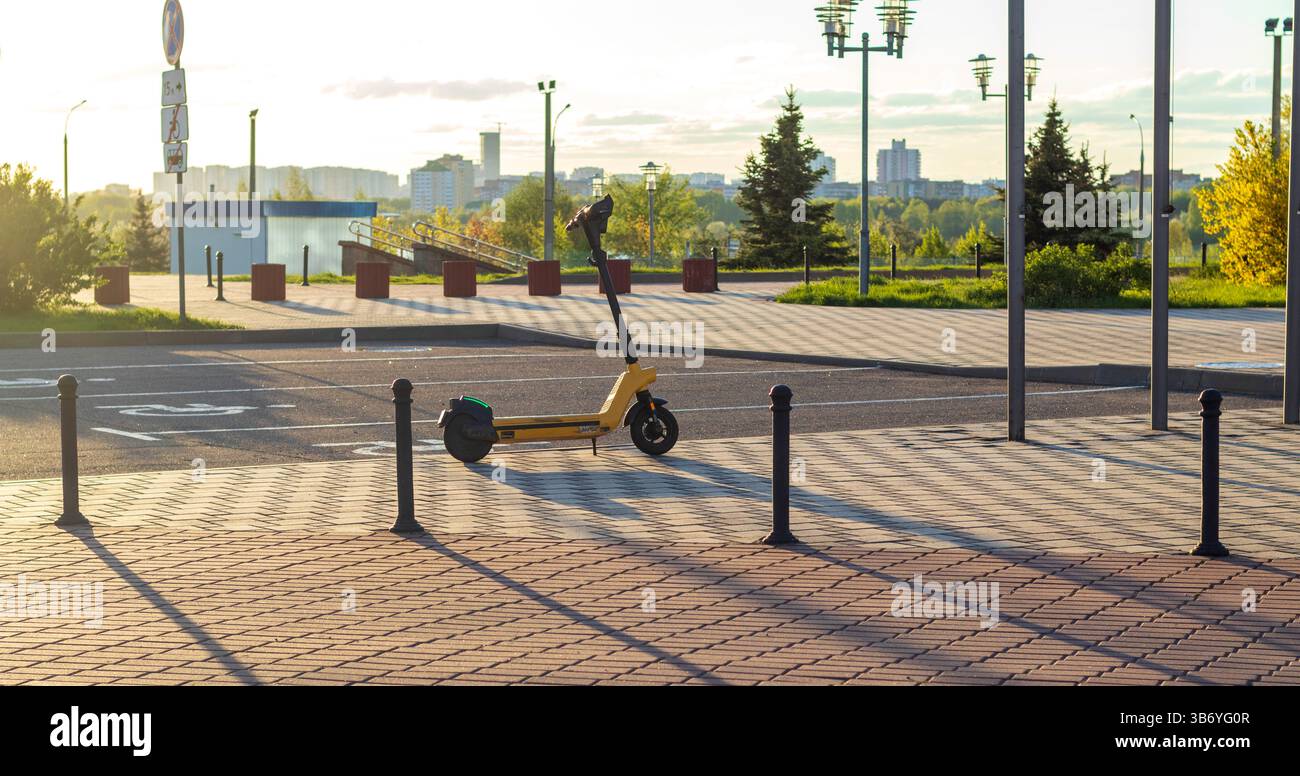 Foto dello scooter elettrico a noleggio per la strada della città Foto Stock