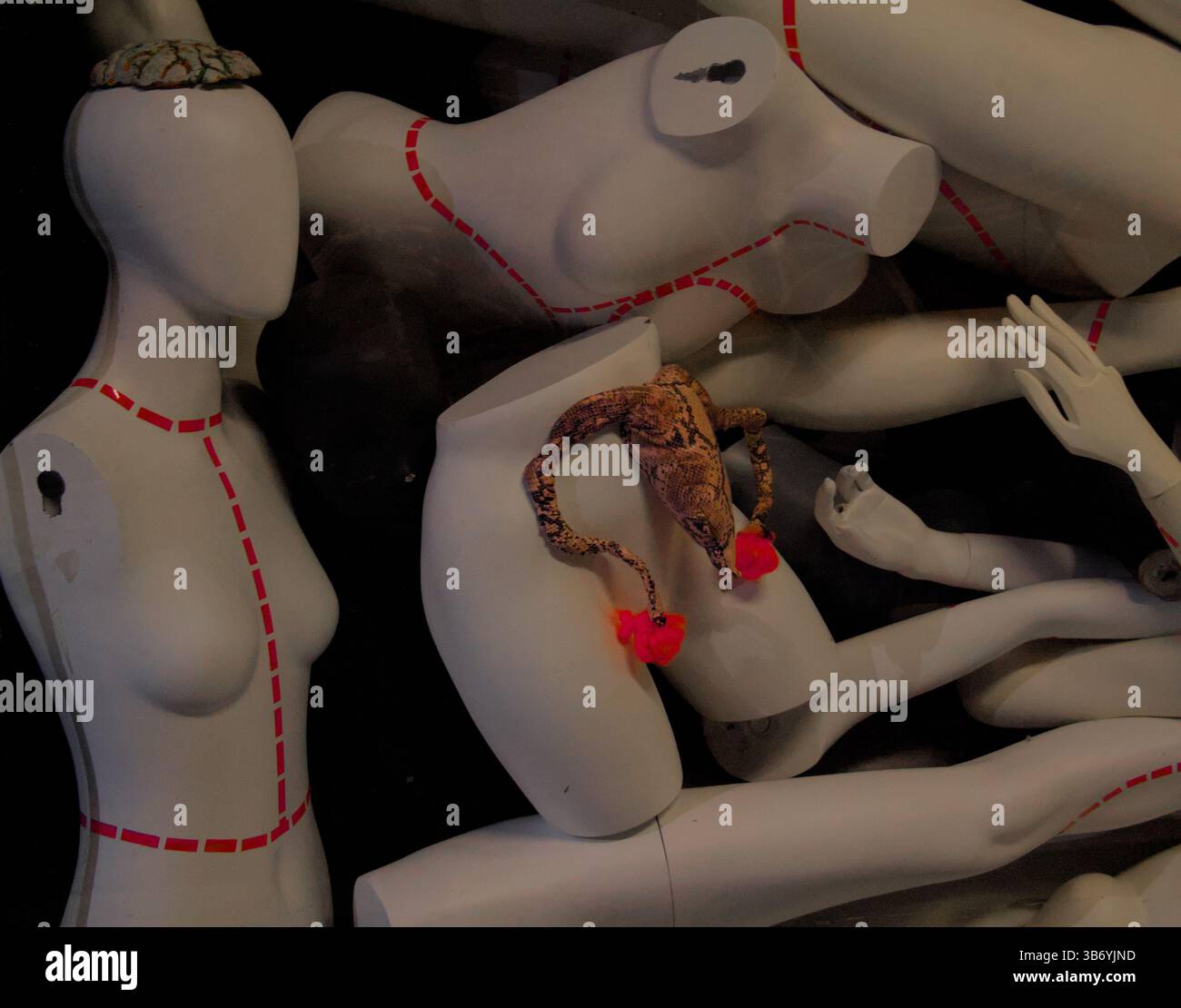 Disposizione astratta delle parti del manichino con dettagli accentati in un'esposizione abbandonata del centro commerciale Foto Stock