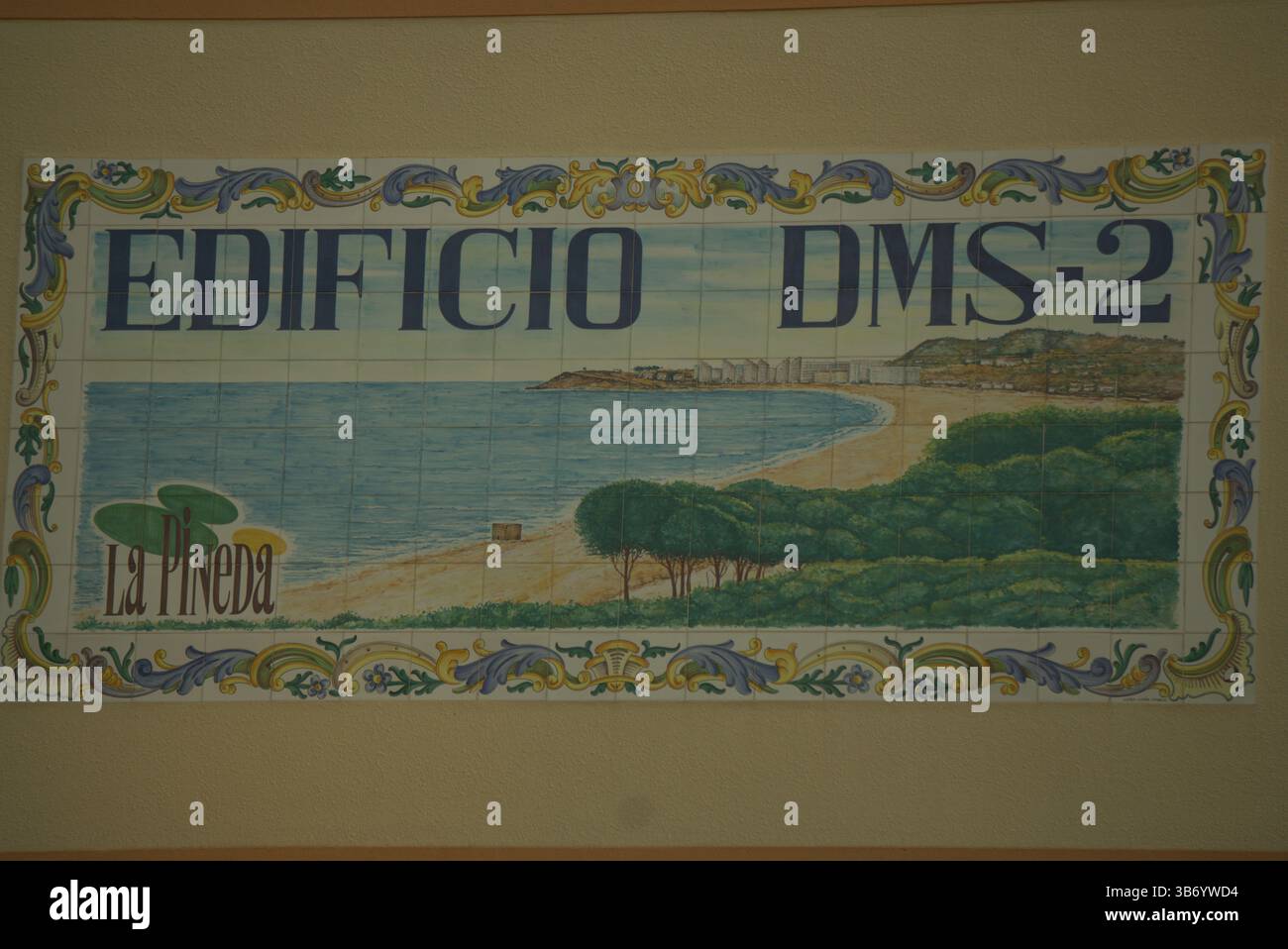 Cartello da parete in ceramica dipinto a mano “edificio DMS-2, la Pineda” raffigurante la spiaggia e la costa della località turistica spagnola.Salou, Spagna Foto Stock