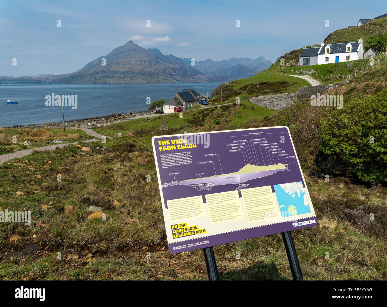 Cartello informativo di Elgol, Loch Scavaig, Cuillin Mountains in un giorno di primavera di sole ad aprile, Isola di Skye, Scozia, Regno Unito Foto Stock