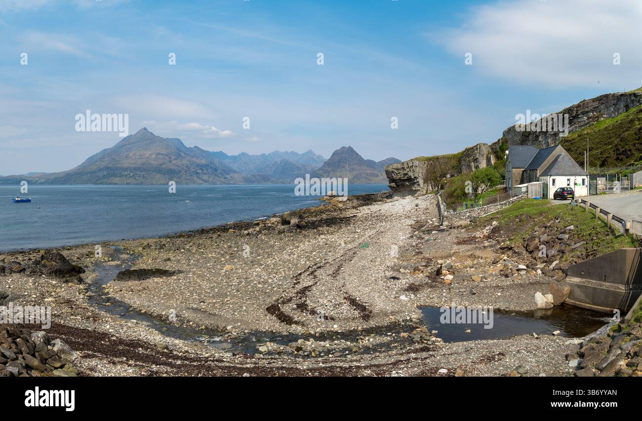 Vista panoramica di Elgol Beach, Elgol School, Sea Loch Scavaig e Cuillin Mountains in un giorno di primavera di sole ad aprile, Isola di Skye, Scozia, Regno Unito Foto Stock