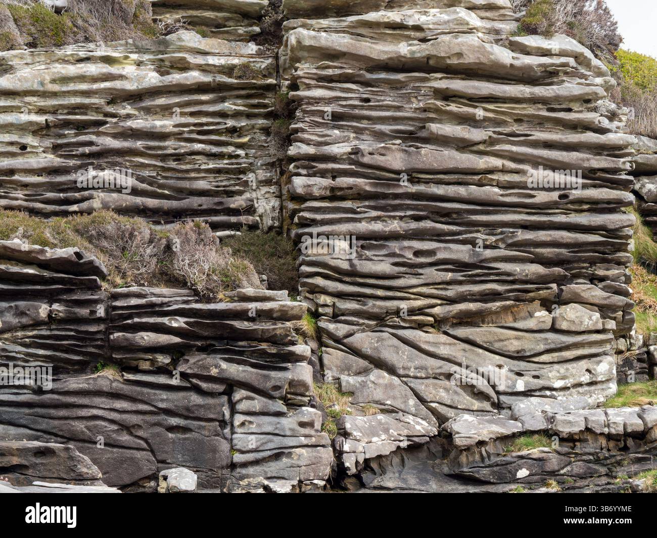 Rocciose erose scogliere sul mare sulle rive di Loch Slapin vicino Kilmarie, Isola di Skye, Scotland, Regno Unito Foto Stock