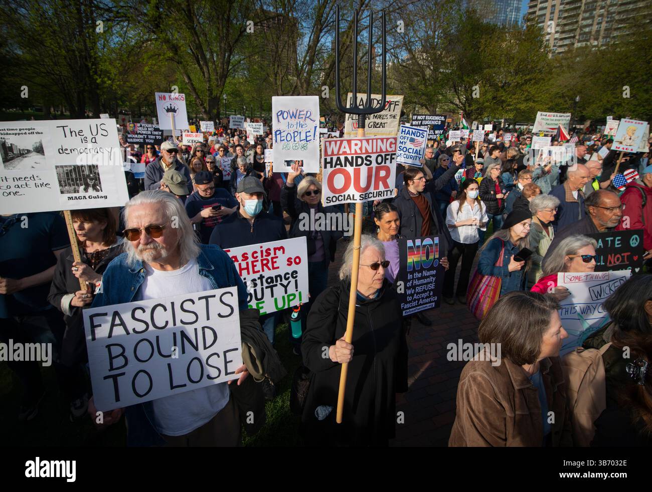 Maggio, Boston, Massachusetts, Stati Uniti. Maggio 2025. Oltre 1.000 persone si sono radunate nel centro di Boston sul Boston Common, il più antico parco cittadino degli Stati Uniti, il May Day o la giornata internazionale dei lavoratori. Il movimento del 50501 insieme ai sindacati, ai gruppi studenteschi, agli educatori e alle organizzazioni di base guidano quella che hanno definito una "giornata nazionale dell'azione" in tutti gli Stati Uniti in opposizione alle azioni del presidente degli Stati Uniti Donald Trump e di Elon Musk. Foto Stock
