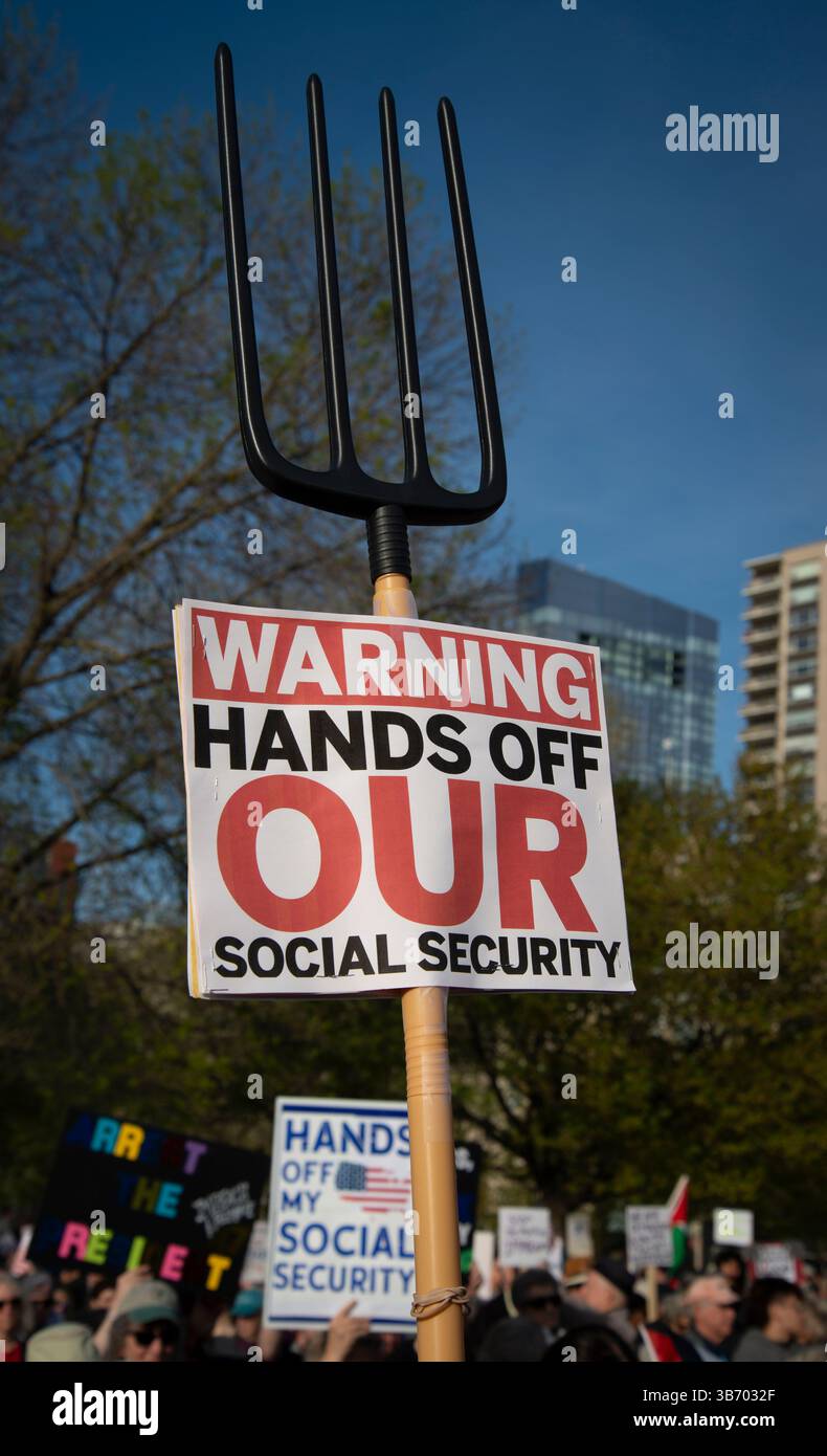 Maggio, Boston, Massachusetts, Stati Uniti. Maggio 2025. Oltre 1.000 persone si sono radunate nel centro di Boston sul Boston Common, il più antico parco cittadino degli Stati Uniti, il May Day o la giornata internazionale dei lavoratori. Il movimento del 50501 insieme ai sindacati, ai gruppi studenteschi, agli educatori e alle organizzazioni di base guidano quella che hanno definito una "giornata nazionale dell'azione" in tutti gli Stati Uniti in opposizione alle azioni del presidente degli Stati Uniti Donald Trump e di Elon Musk. Foto Stock