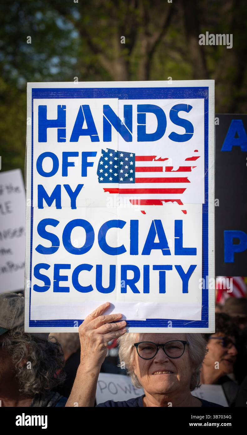 Maggio, Boston, Massachusetts, Stati Uniti. Maggio 2025. Oltre 1.000 persone si sono radunate nel centro di Boston sul Boston Common, il più antico parco cittadino degli Stati Uniti, il May Day o la giornata internazionale dei lavoratori. Il movimento del 50501 insieme ai sindacati, ai gruppi studenteschi, agli educatori e alle organizzazioni di base guidano quella che hanno definito una "giornata nazionale dell'azione" in tutti gli Stati Uniti in opposizione alle azioni del presidente degli Stati Uniti Donald Trump e di Elon Musk. Foto Stock