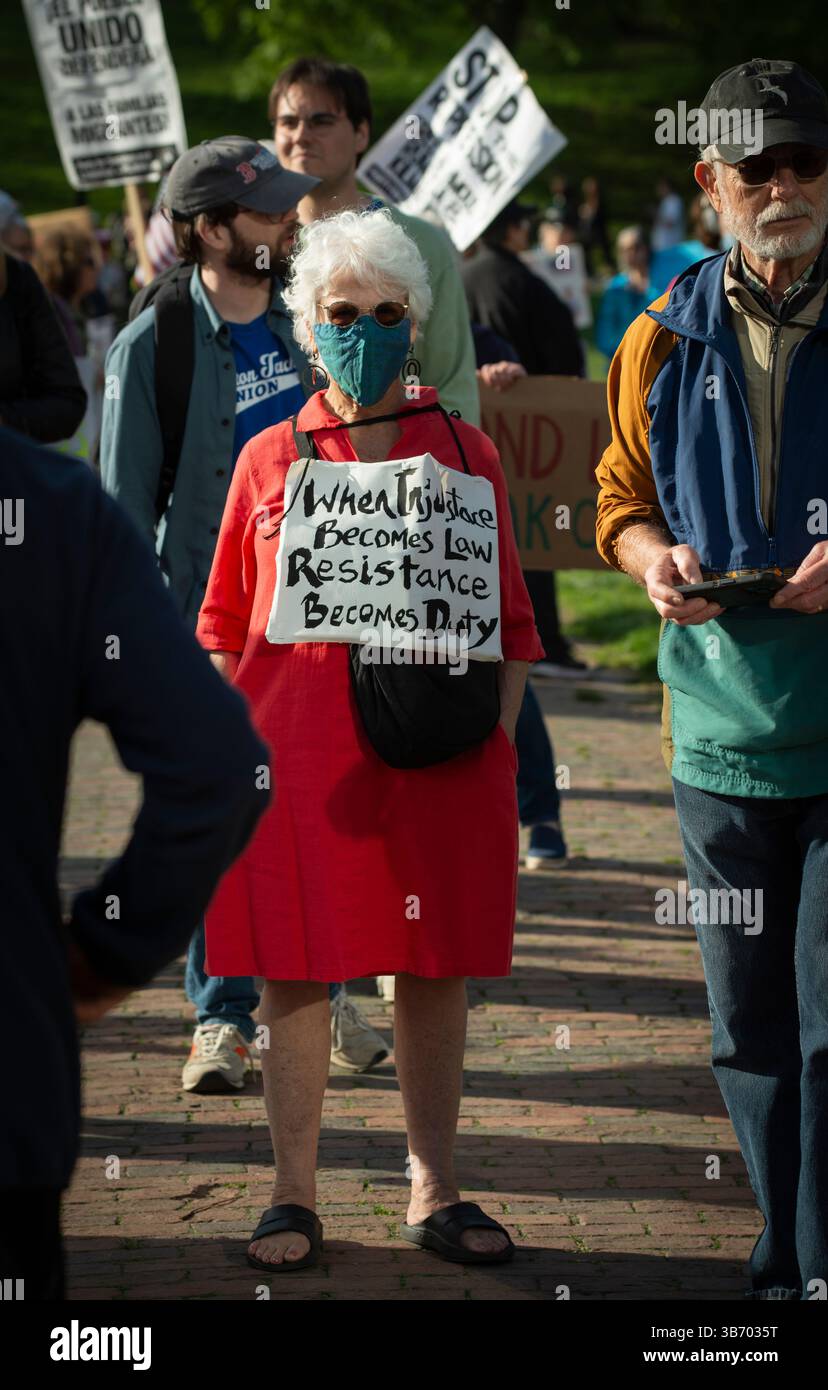 Maggio, Boston, Massachusetts, Stati Uniti. Maggio 2025. Oltre 1.000 persone si sono radunate nel centro di Boston sul Boston Common, il più antico parco cittadino degli Stati Uniti, il May Day o la giornata internazionale dei lavoratori. Il movimento del 50501 insieme ai sindacati, ai gruppi studenteschi, agli educatori e alle organizzazioni di base guidano quella che hanno definito una "giornata nazionale dell'azione" in tutti gli Stati Uniti in opposizione alle azioni del presidente degli Stati Uniti Donald Trump e di Elon Musk. Foto Stock