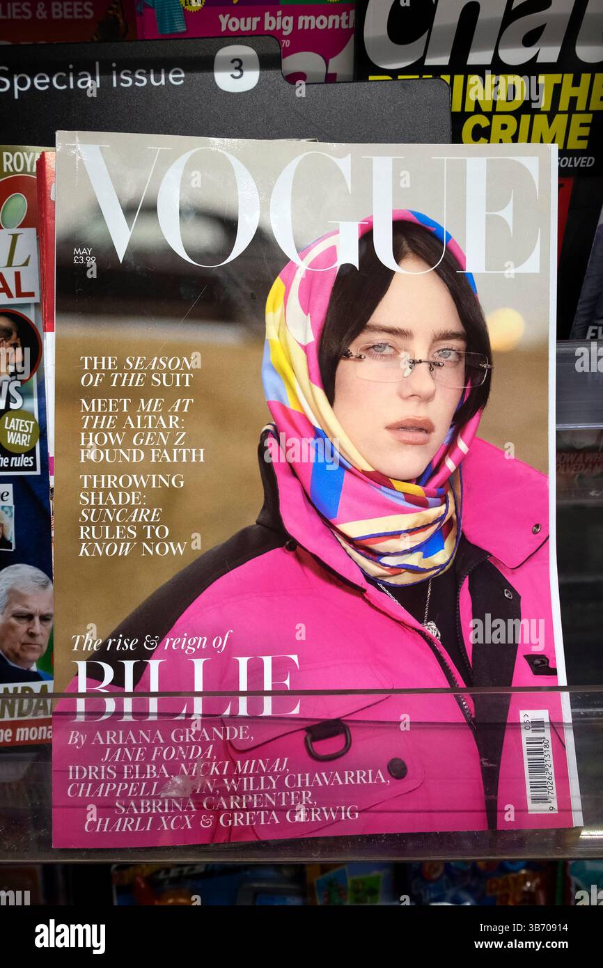 Ritratto di Billie Eilish sulla copertina della rivista British Vogue su uno scaffale di supermercati nell'aprile maggio 2025 Londra Regno Unito Gran Bretagna Foto Stock