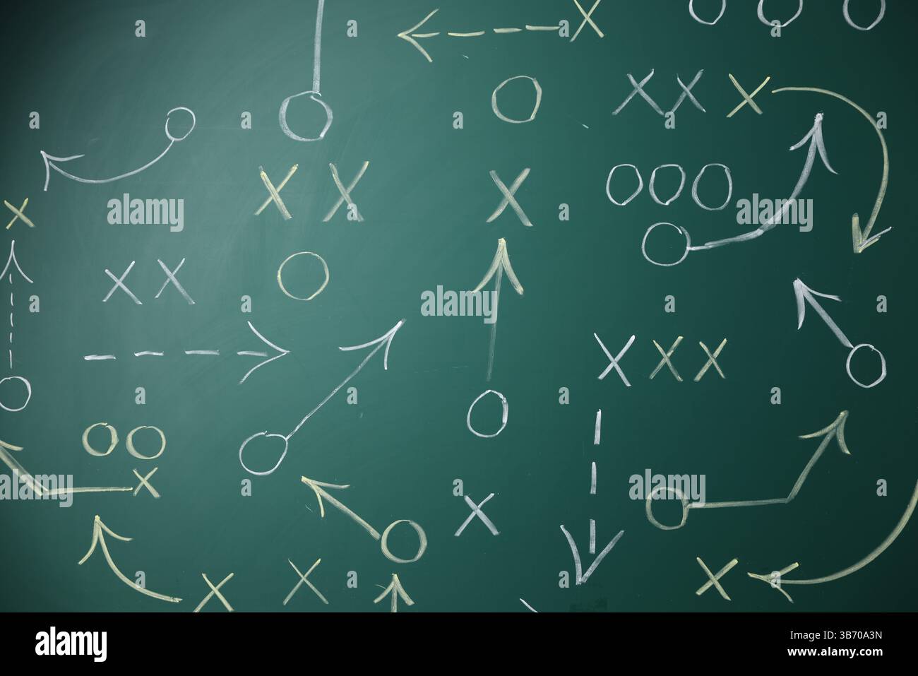 Lavagna con schema della partita di calcio come sfondo, primo piano Foto Stock