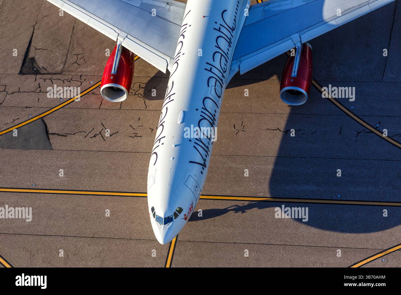 Orlando, Stati Uniti - 17 ottobre 2024: Foto aerea dell'Airbus A330-300 della Virgin Atlantic presso l'aeroporto di Orlando, Stati Uniti. Foto Stock
