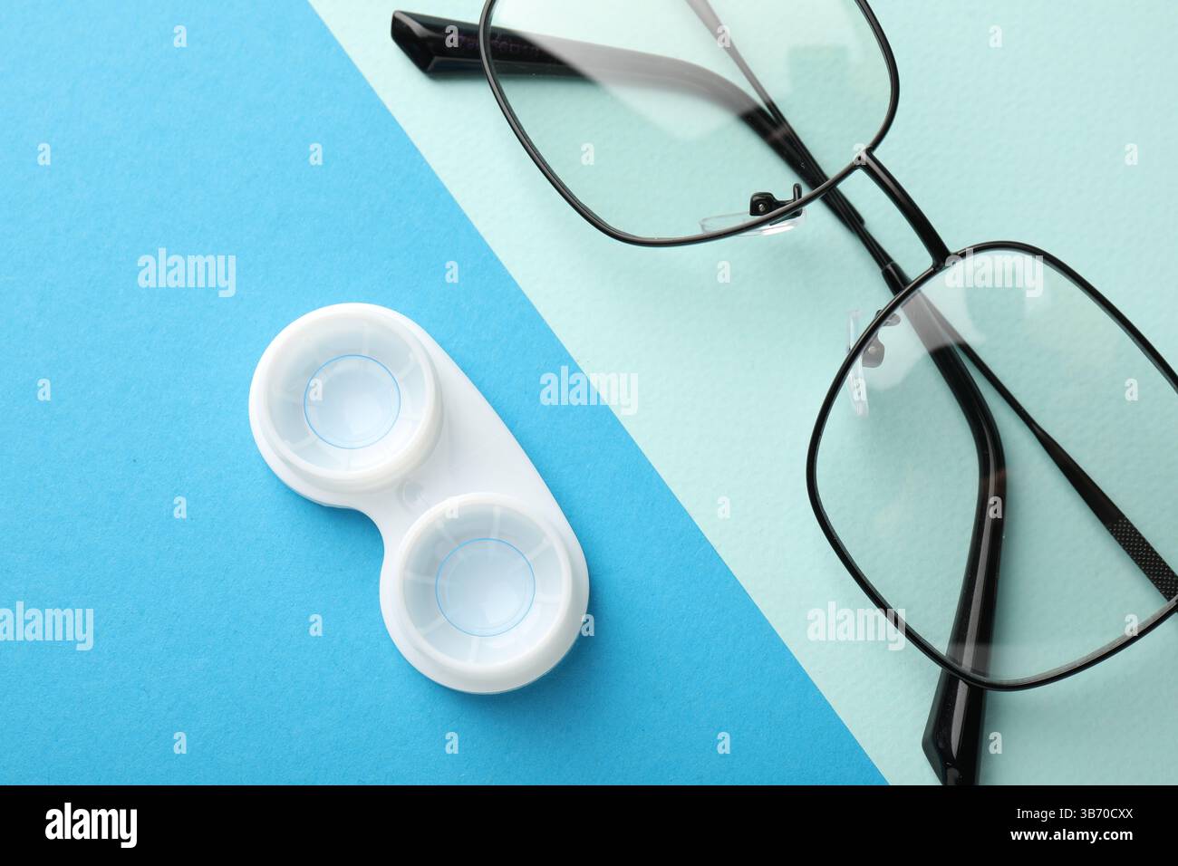 Lenti a contatto in astuccio e occhiali su sfondo colorato, piatto Foto Stock