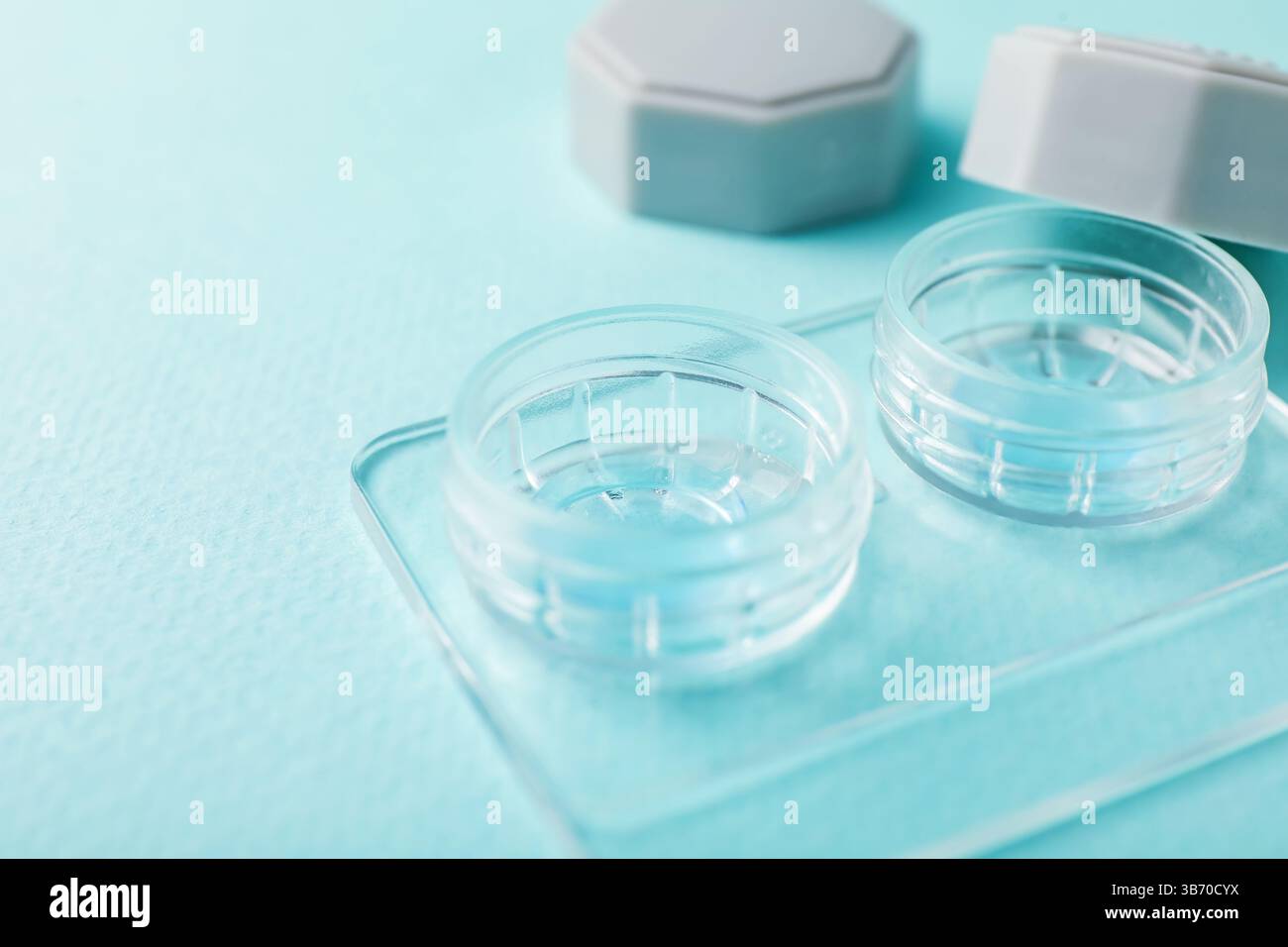 Lenti a contatto in caso di sfondo turchese chiaro, primo piano Foto Stock